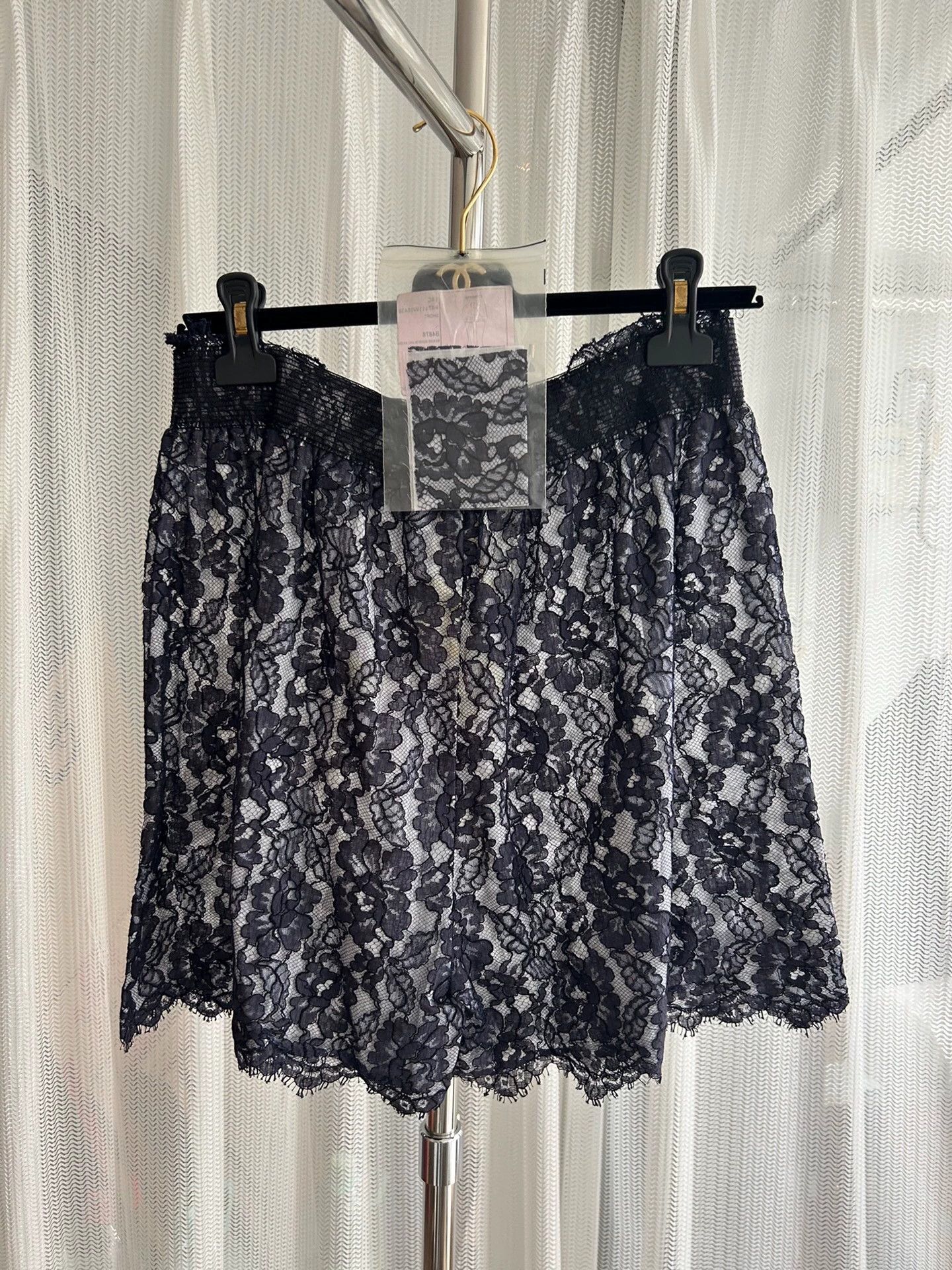 Chanel Chanel Lace Floral Short 42 (stain on part) Size 30" / US 8 / IT 44 - 1 Thumbnail