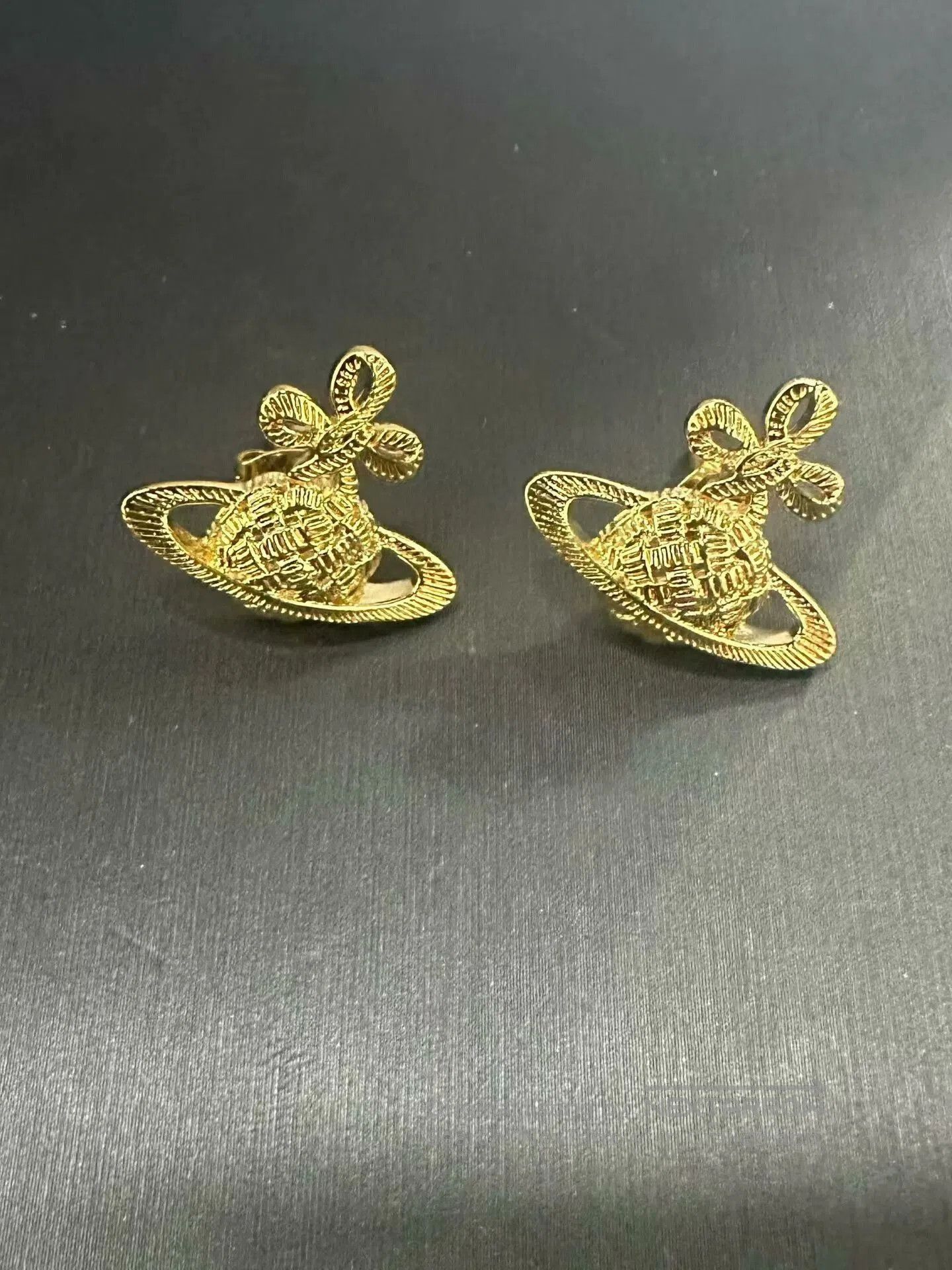 Vivienne Westwood vivienne westwood saturn earrings in gold. Size ONE SIZE - 1 Thumbnail