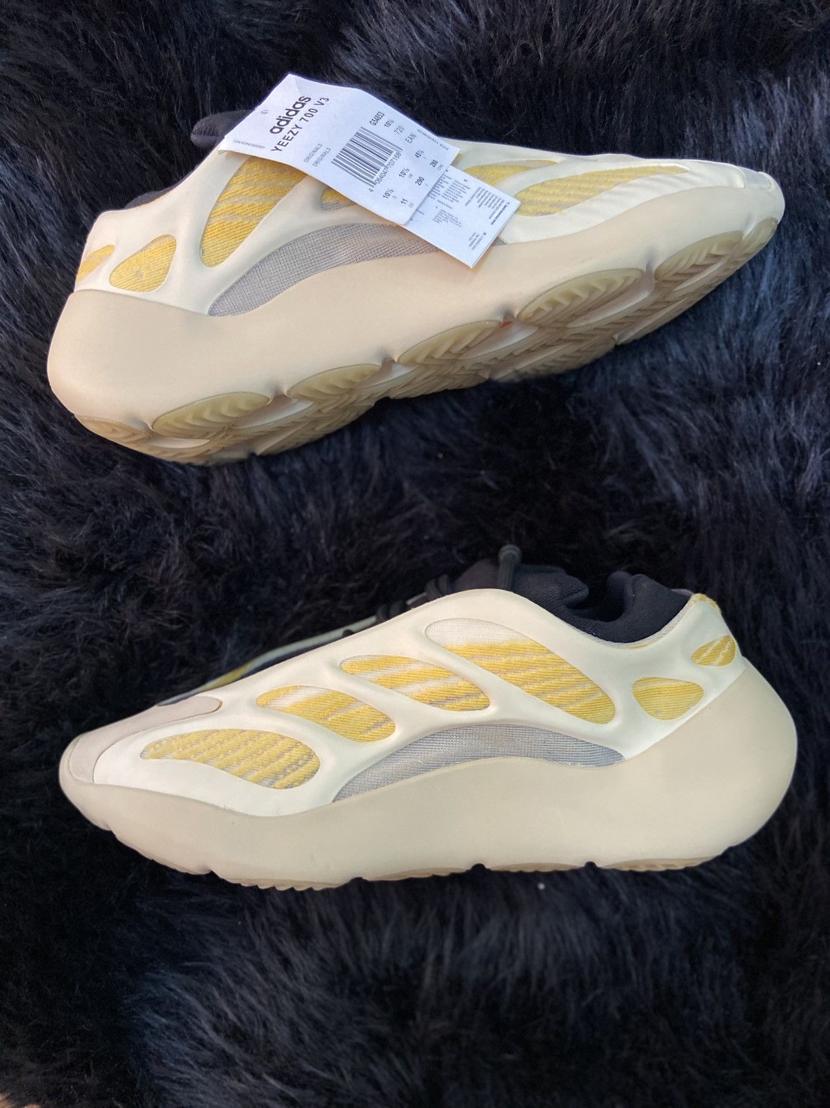 Adidas YEEZY 700 V3 Size US 11 / EU 44 - 2 Thumbnail