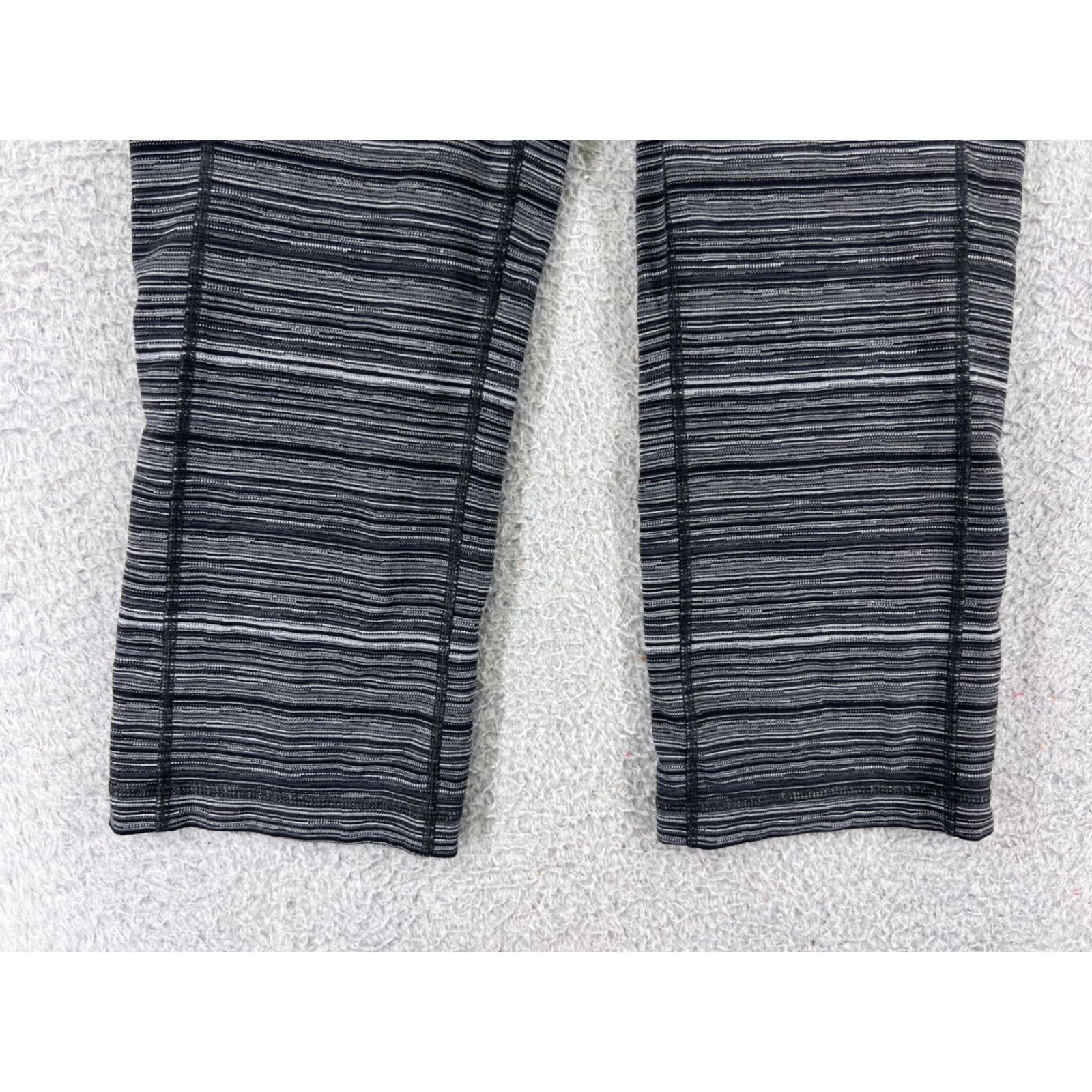 Lululemon Lululemon Pants Womens 8 Capri Yoga Gym Workout Striped Black White Pockets Leggings 20in Inseam 20 Regular Capris Womens Size 30" / US 8 / IT 44 - 4 Thumbnail