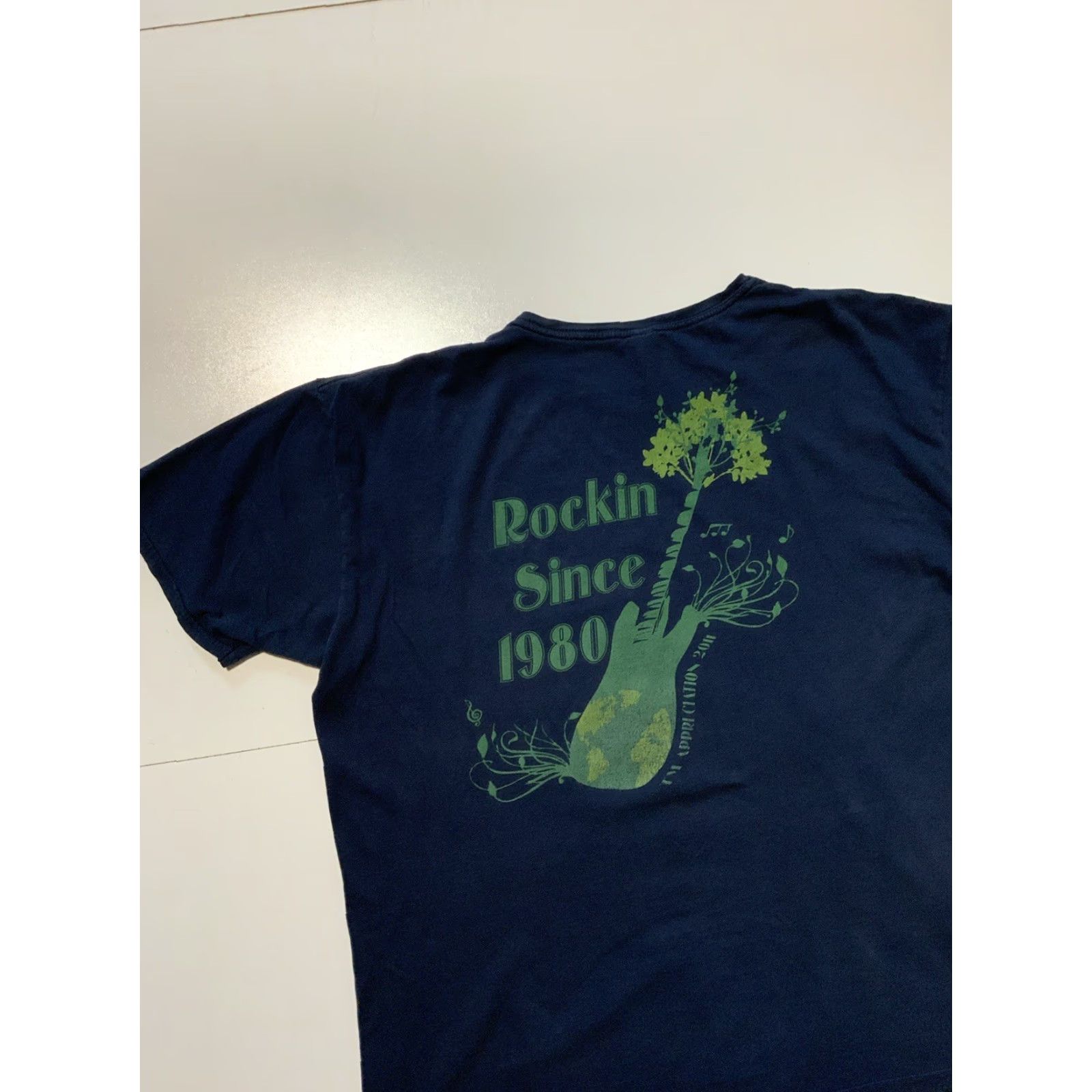 Gildan VINTAGE WholeFoods Market Rockin Since 1980 Guitar Tree Graphic T-Shirt XL Mens Navy Blue Size US XL / EU 56 / 4 - 4 Thumbnail