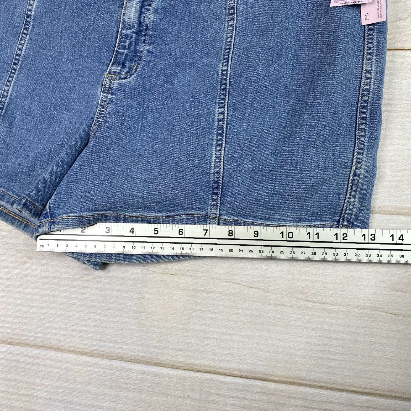 Vintage Wild Fable Shorts Womens Juniors 17 High Rise Denim 3.5 Inseam Med Wash Blue Casual Beach 90s Womens Shorts Size 38" / US 16 / IT 52 - 7 Thumbnail
