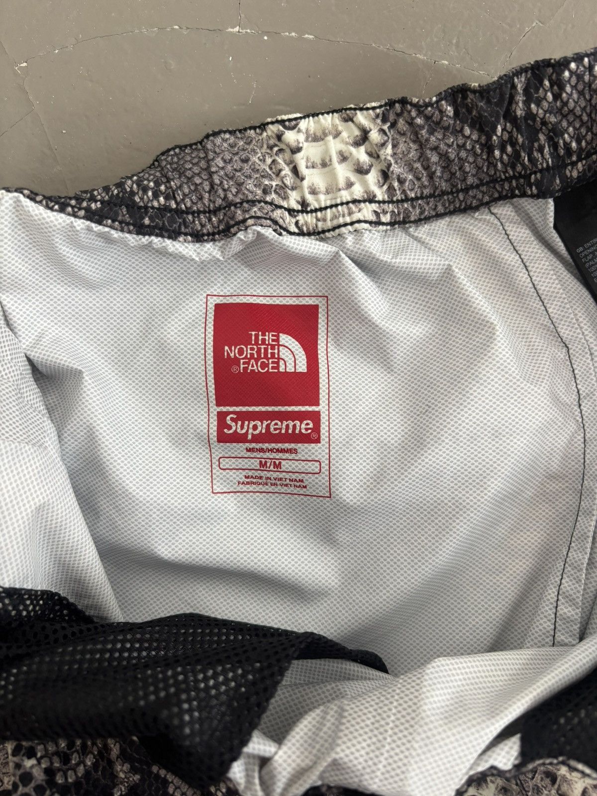 Supreme Supreme X north face snake skin Size US 32 / EU 48 - 7 Thumbnail