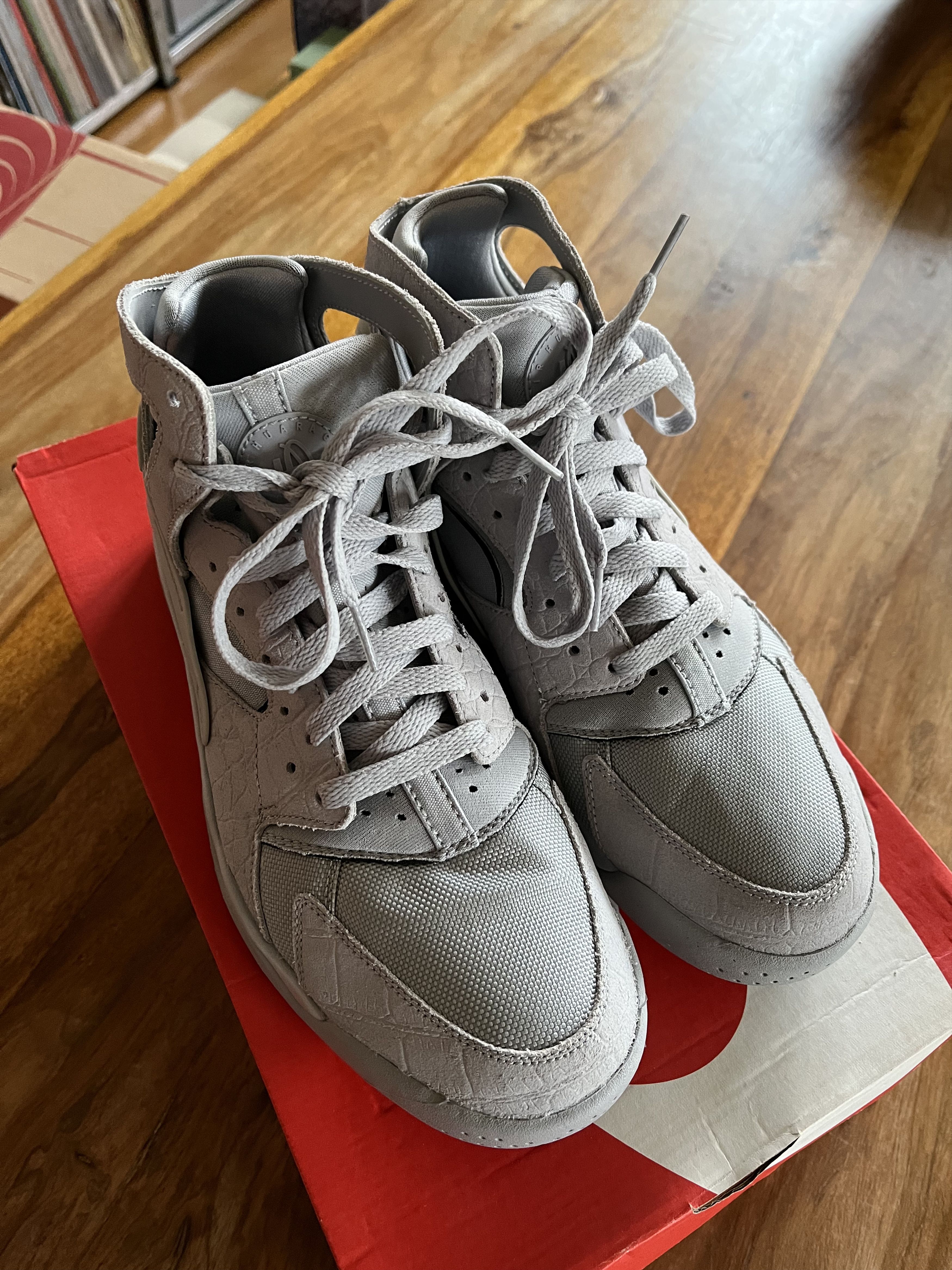 Nike Nike Air Flight Huarache Size US 9.5 / EU 42-43 - 2 Thumbnail