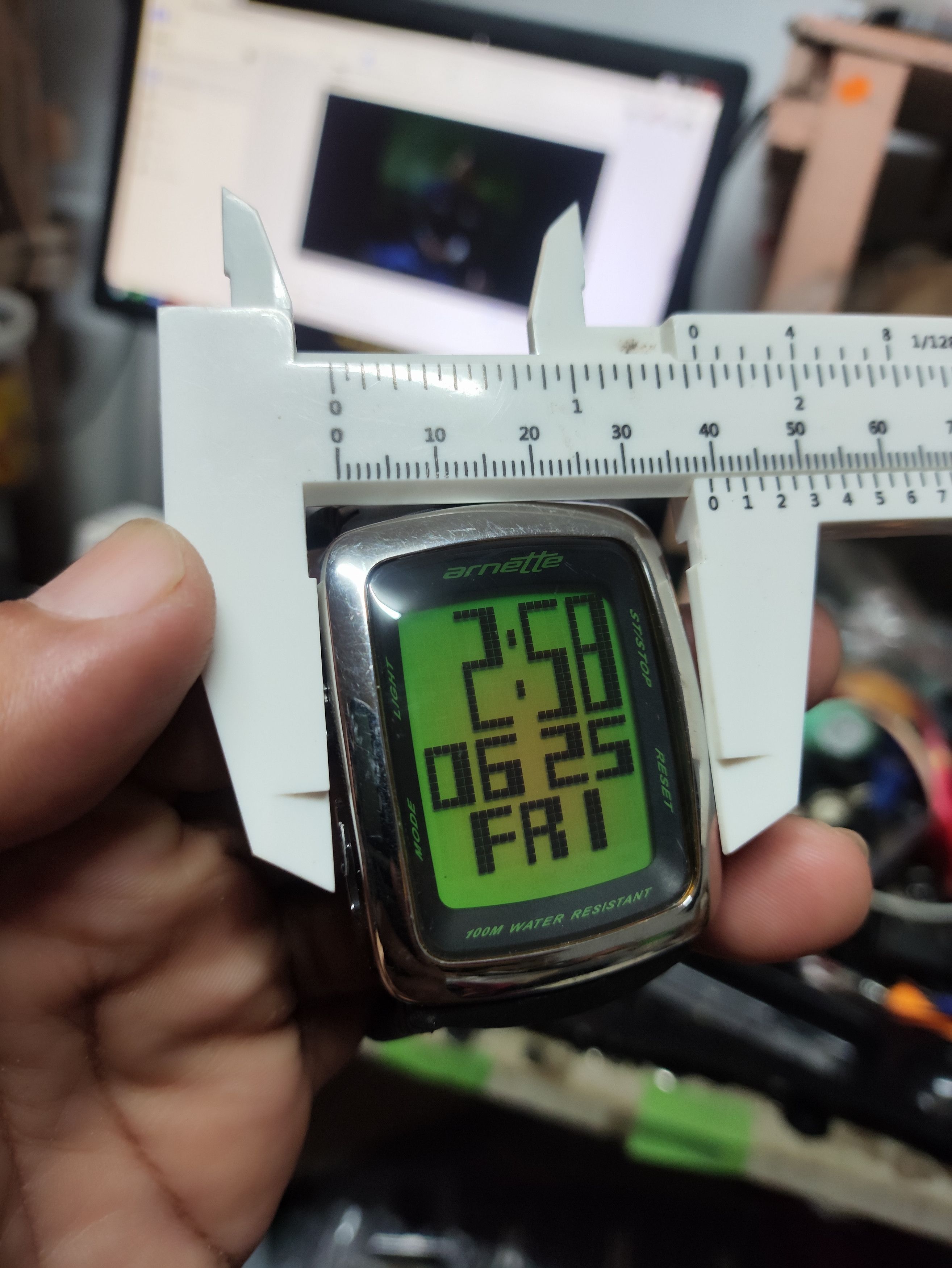 Japanese Brand VINTAGE (ARNETTE ARD2002) DIGITAL WATCH. BIG TANK DESIGN Size ONE SIZE - 3 Thumbnail
