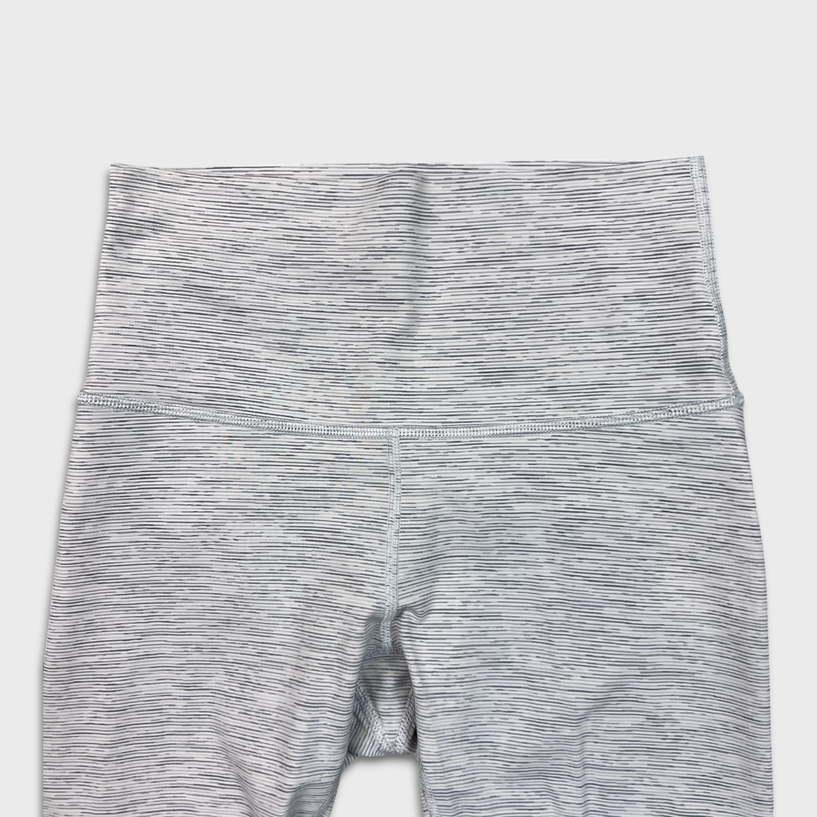 Lululemon Lululemon Wunder Under Crop High Rise Luxtreme 21 Yoga Tight Size 27" / US 4 / IT 40 - 2 Thumbnail
