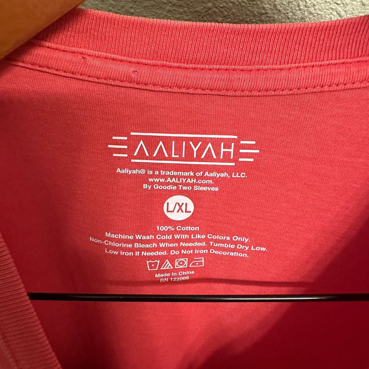 Vintage Red Aaliyah Christmas tee Size US XL / EU 56 / 4 - 3 Thumbnail