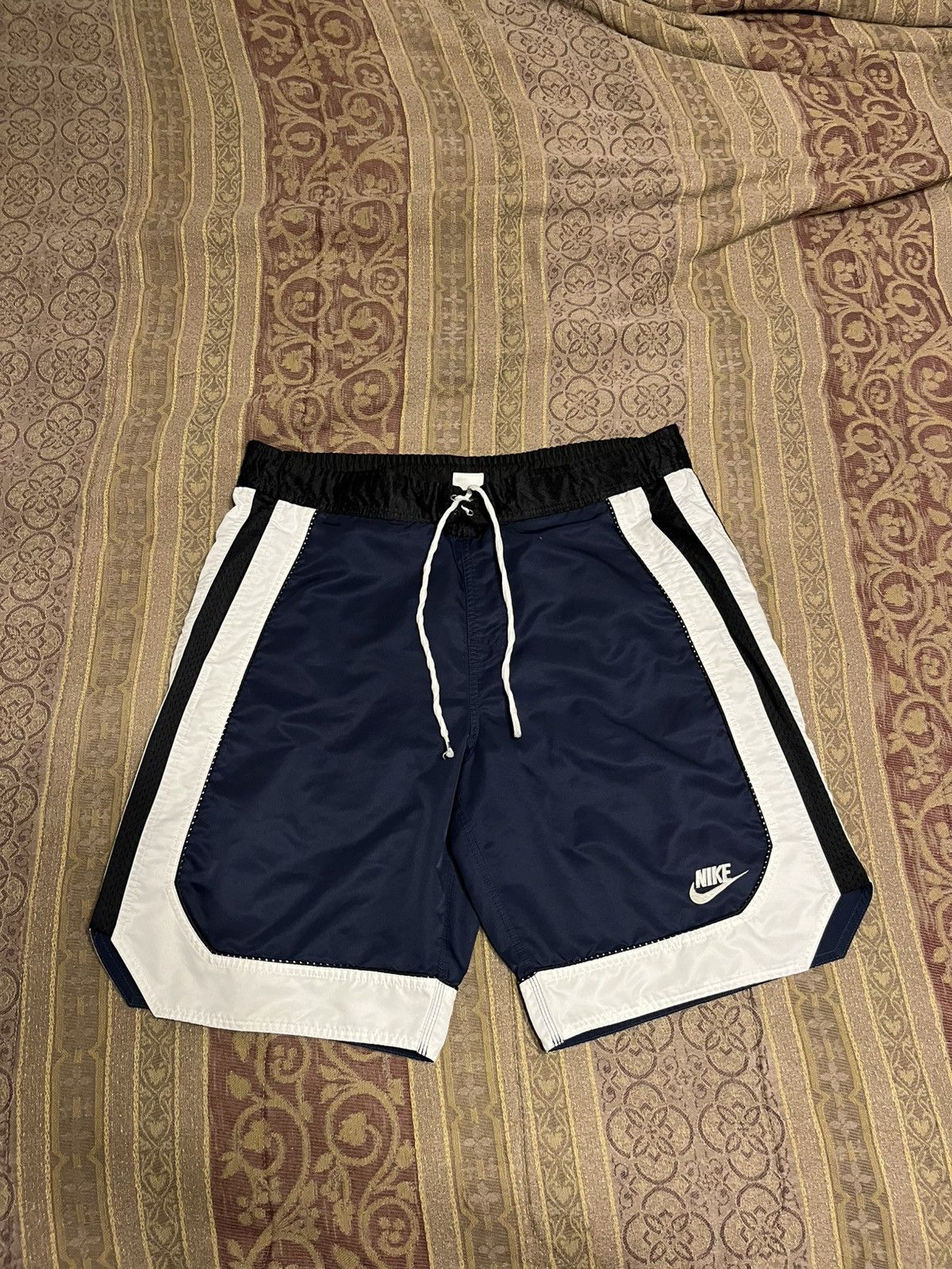 Nike Vintage Nike Basketball Retro Shorts Size US 36 / EU 52 - 1 Thumbnail