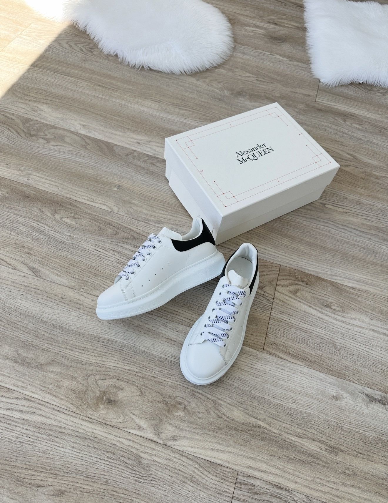 Alexander McQueen Alexander McQueen Oversized Sneaker White Black Size US 4 / IT 34 - 1 Thumbnail