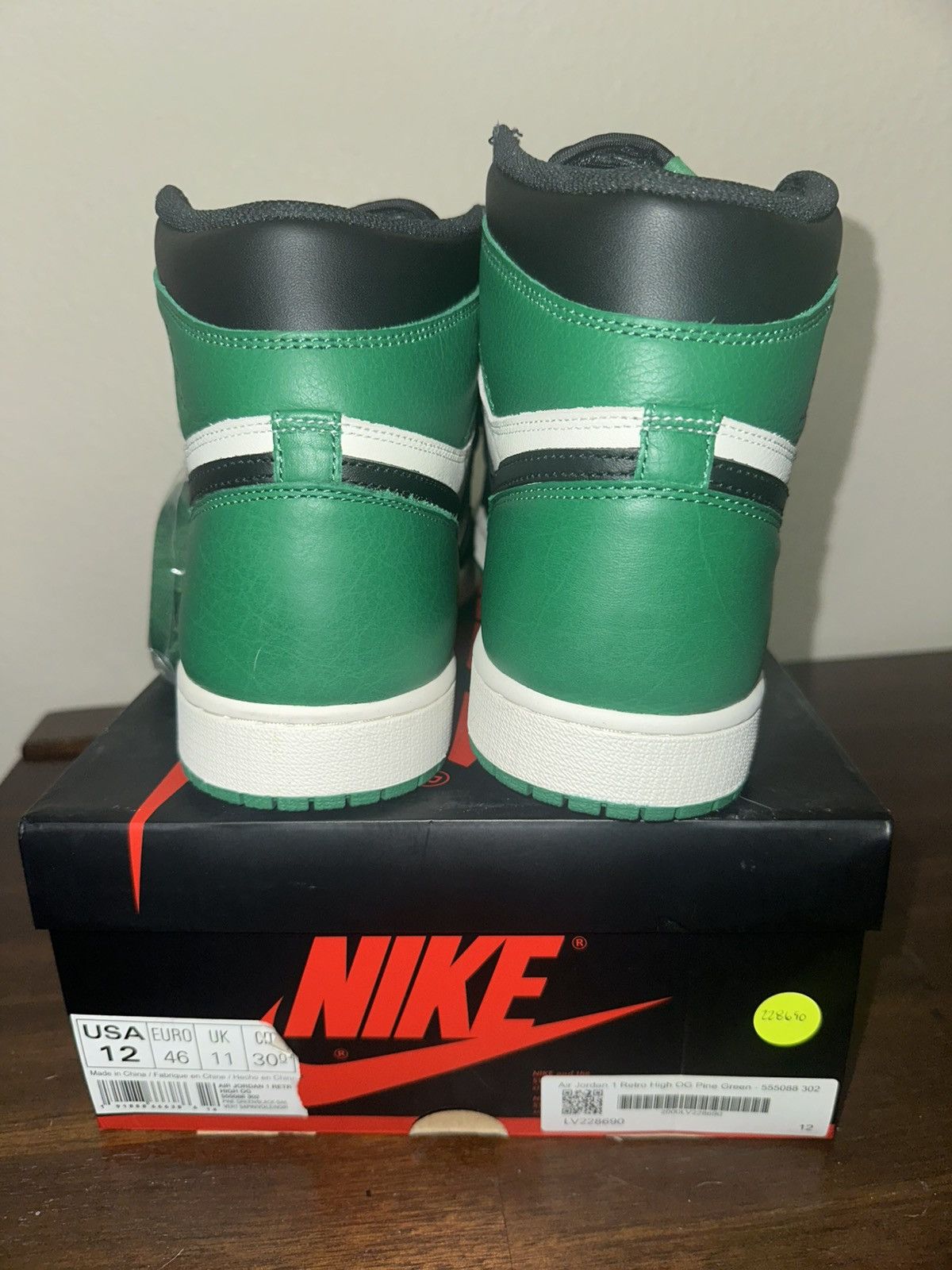 Nike AIR JORDAN 1 RETRO HIGH PINE GREEN Size US 12 / EU 45 - 4 Thumbnail