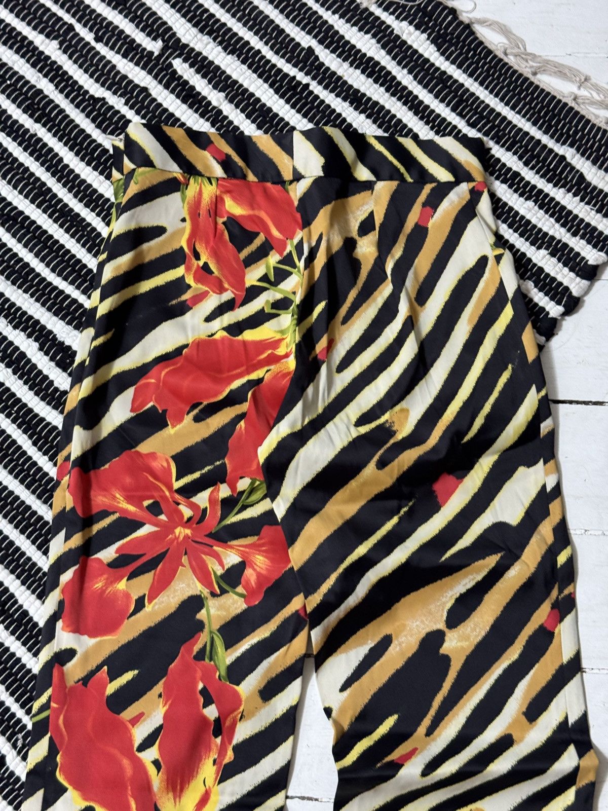 Versace VINTAGE VERSACE 2000s FLOWERS STYLE PANTS Size 26" / US 2 / IT 38 - 6 Thumbnail