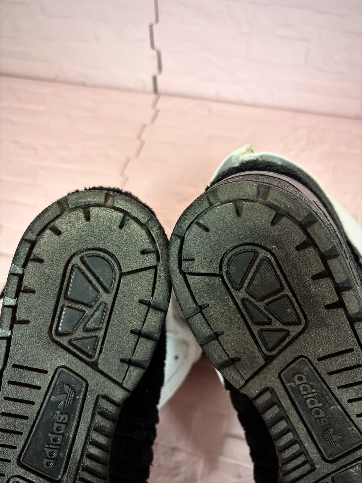 Adidas × Jeremy Scott Adidas x jeremy scott gorilla sneaker Size US 10.5 / EU 43-44 - 7 Thumbnail