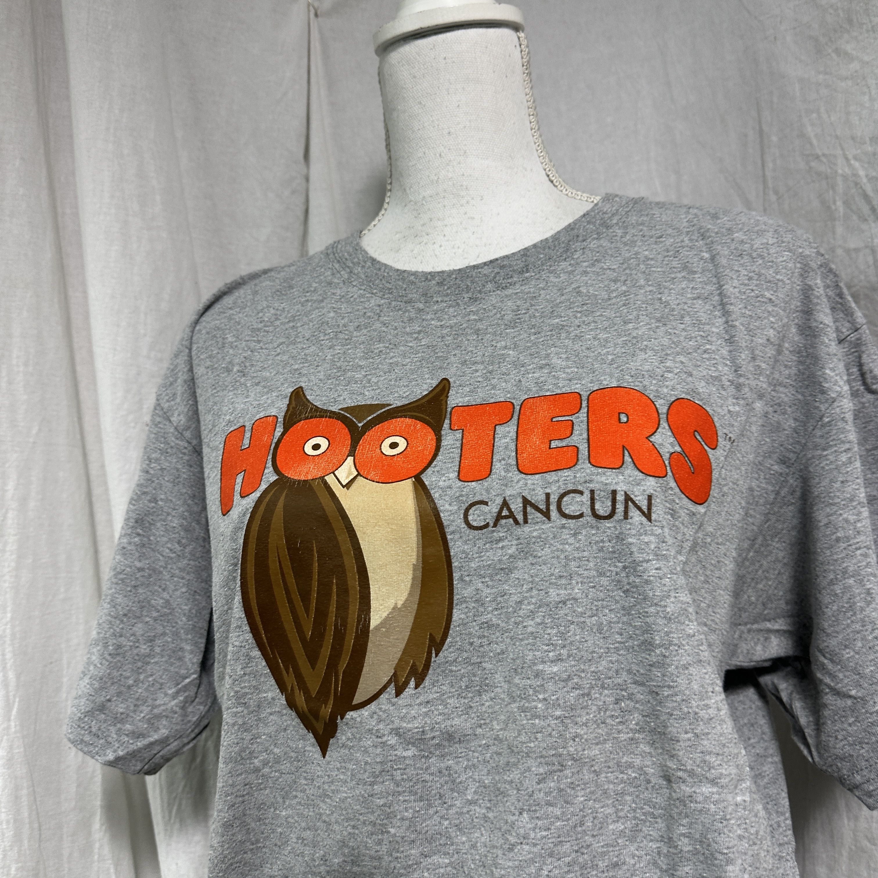 Vintage Vintage Streetwear Sporty Printed Hooters T-shirt Y2K Size US L / EU 52-54 / 3 - 6 Thumbnail