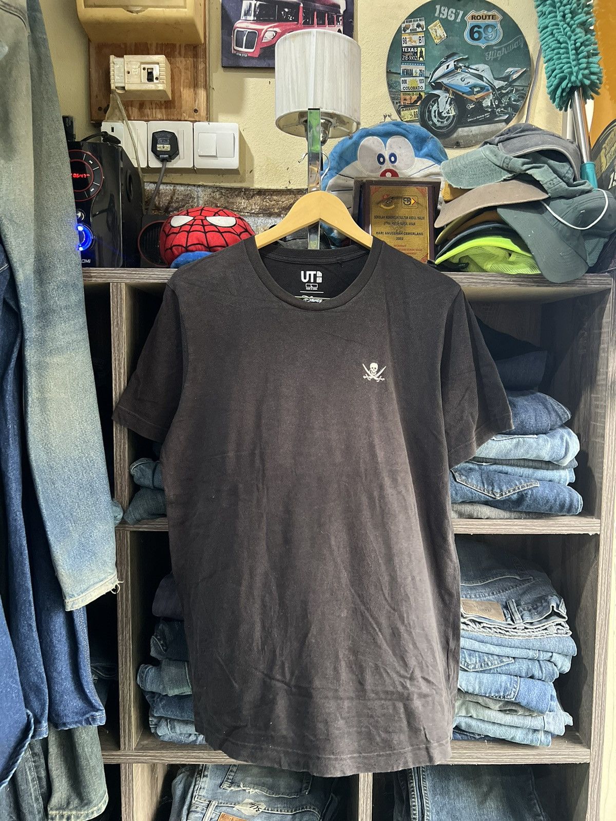 Disney 🔥Sun Faded Uniqlo Disney Pirates of The Carribean Tee Size US M / EU 48-50 / 2 - 2 Thumbnail