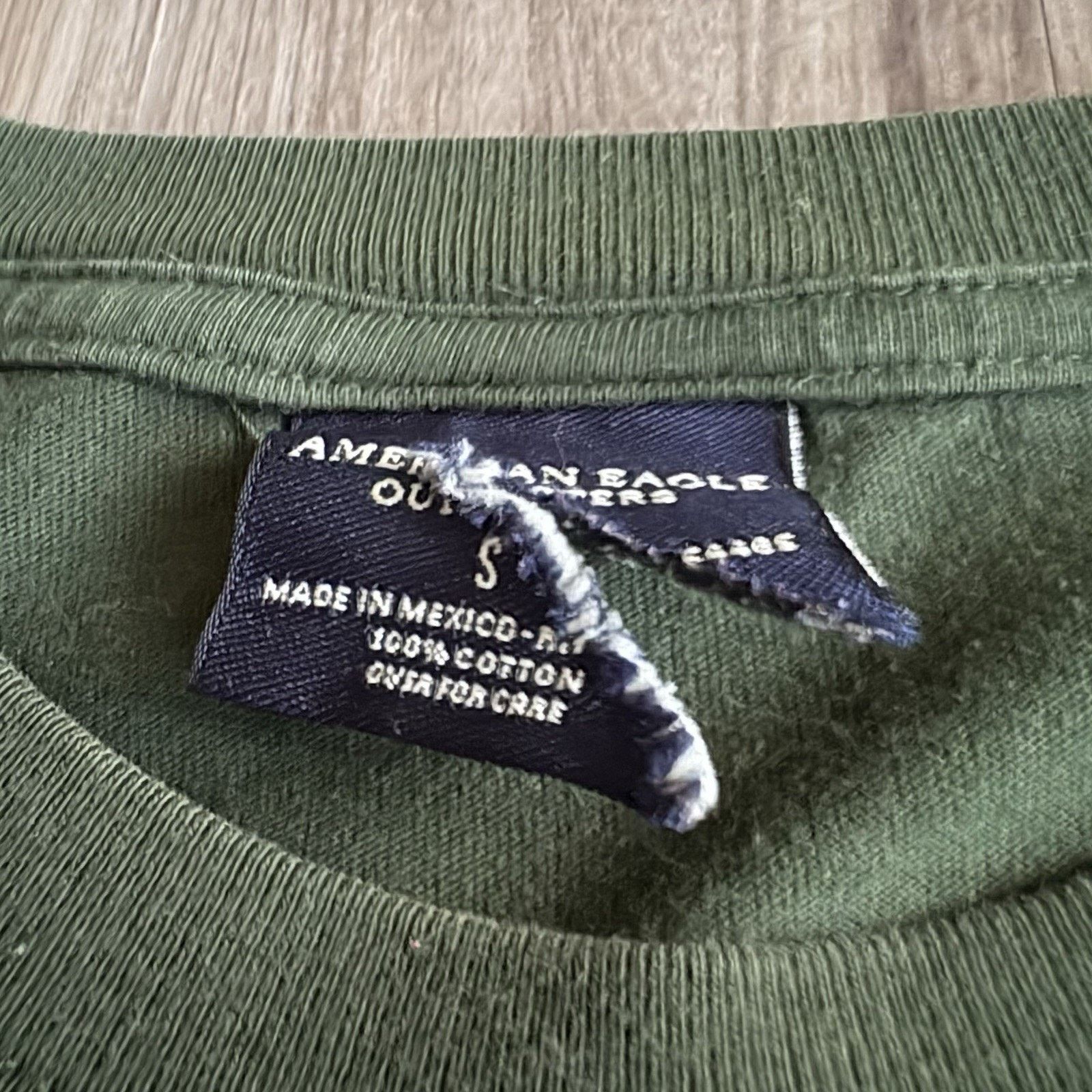 American Eagle Outfitters × Vintage Vintage American Eagle T-Shirt Men's Size S Green Sharks Size US S / EU 44-46 / 1 - 5 Thumbnail