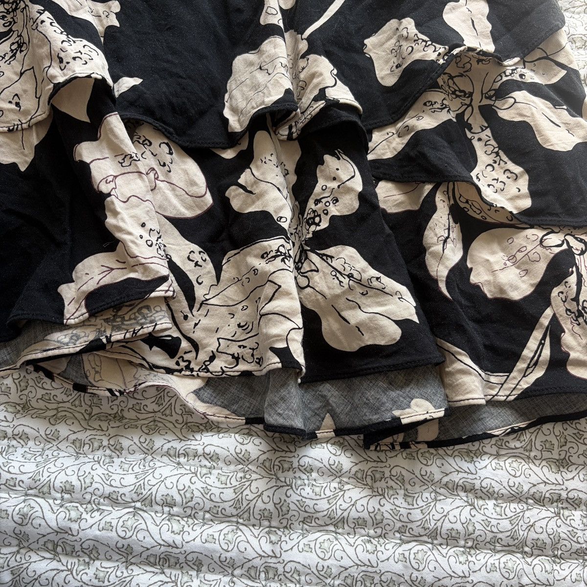 Other Cabi black and tan floral tiered mini skirt Size 27" / US 4 / IT 40 - 3 Thumbnail