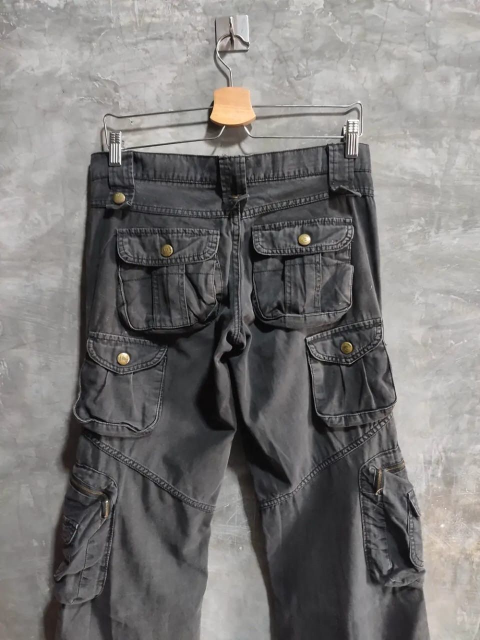 Other Beautiful Black Wash 3D Multipocket Cargo Low Rise Pants Size US 29 - 5 Thumbnail