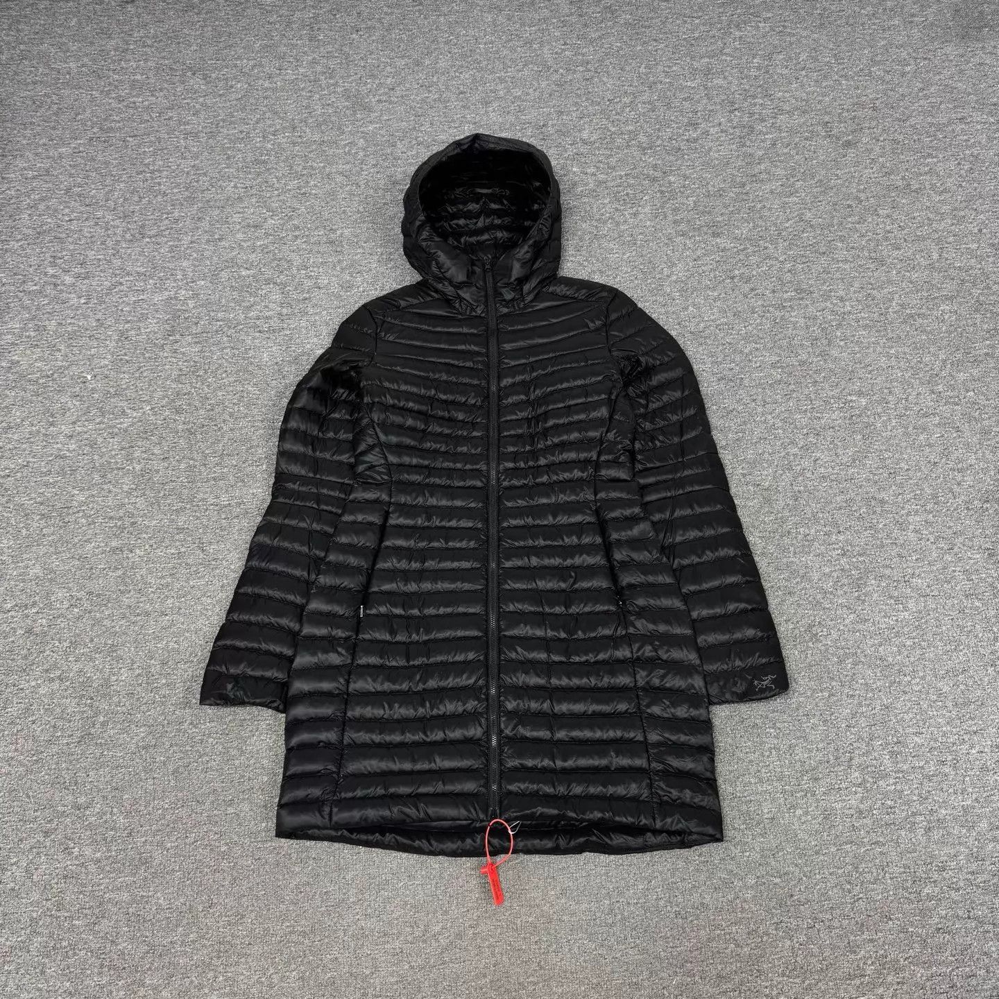 Arc'teryx Arcteryx Nuri Black Mid-Length Hooded Light Down Jacket M Size M / US 6-8 / IT 42-44 - 1 Thumbnail