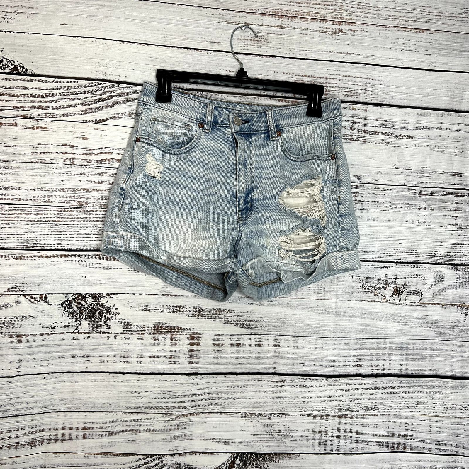 American Eagle Outfitters American Eagle AE Stretch Mom Short Distressed Light Wash 6 Size 28" / US 6 / IT 42 - 2 Thumbnail