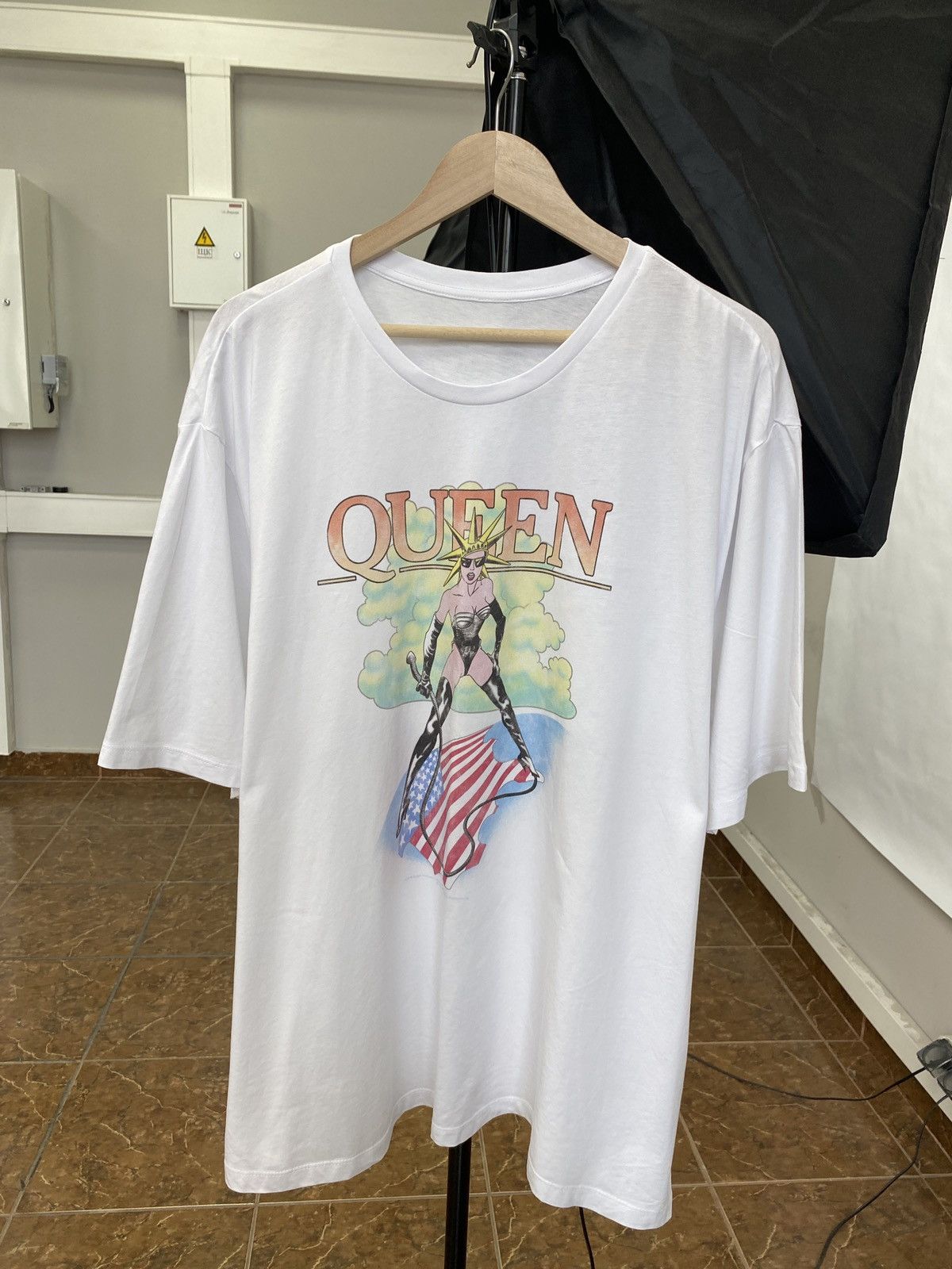 Band Tees 🇺🇸 Vintage Queen Sexy Girl Rock T-Shirt Alan Aldridge Size US XXL / EU 58 / 5 - 1 Thumbnail