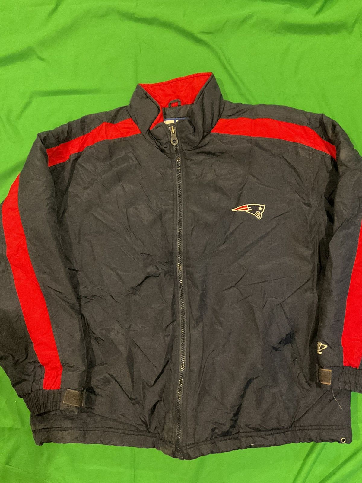 NFL × Vintage New England Patriots NFL puffer jacket in black and red Size US XL / EU 56 / 4 - 2 Thumbnail