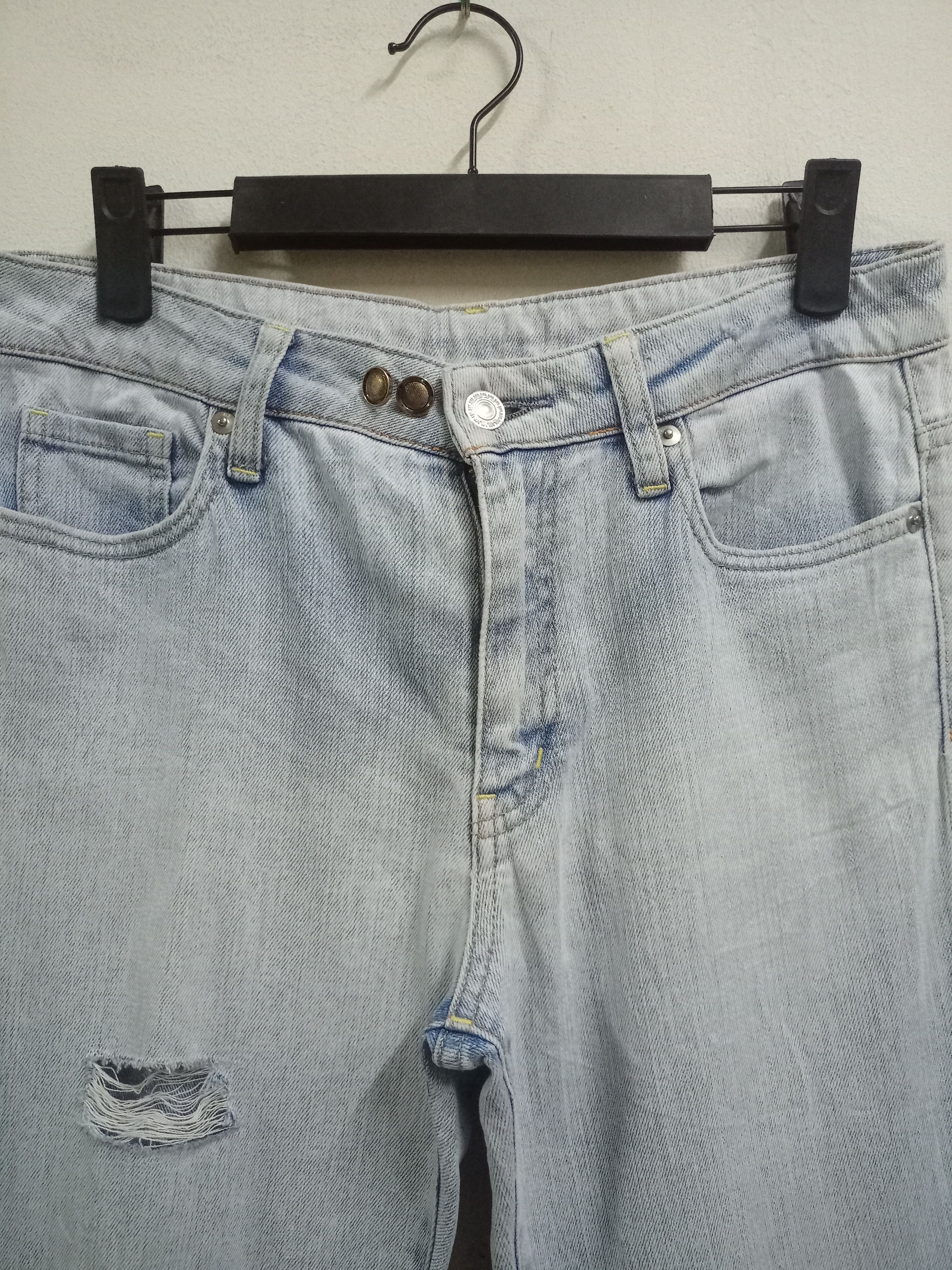 Uniqlo Vintage Uniqlo Light Wash Style Distressed Flare Jeans Size 29" - 4 Thumbnail