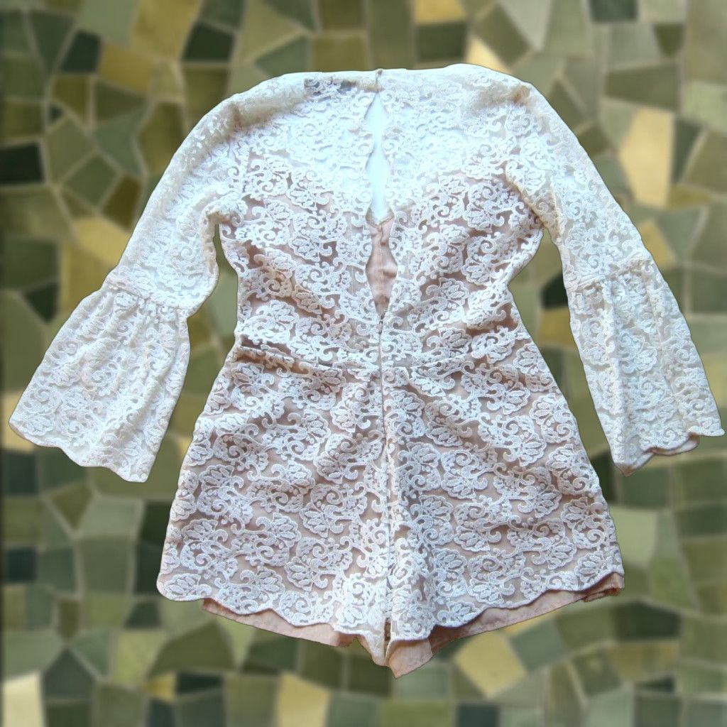 Vintage Lauren Conrad Runway Romper Ivory Floral Lace Long Sleeve Pocket Shorts 6 Size M / US 6-8 / IT 42-44 - 1 Thumbnail