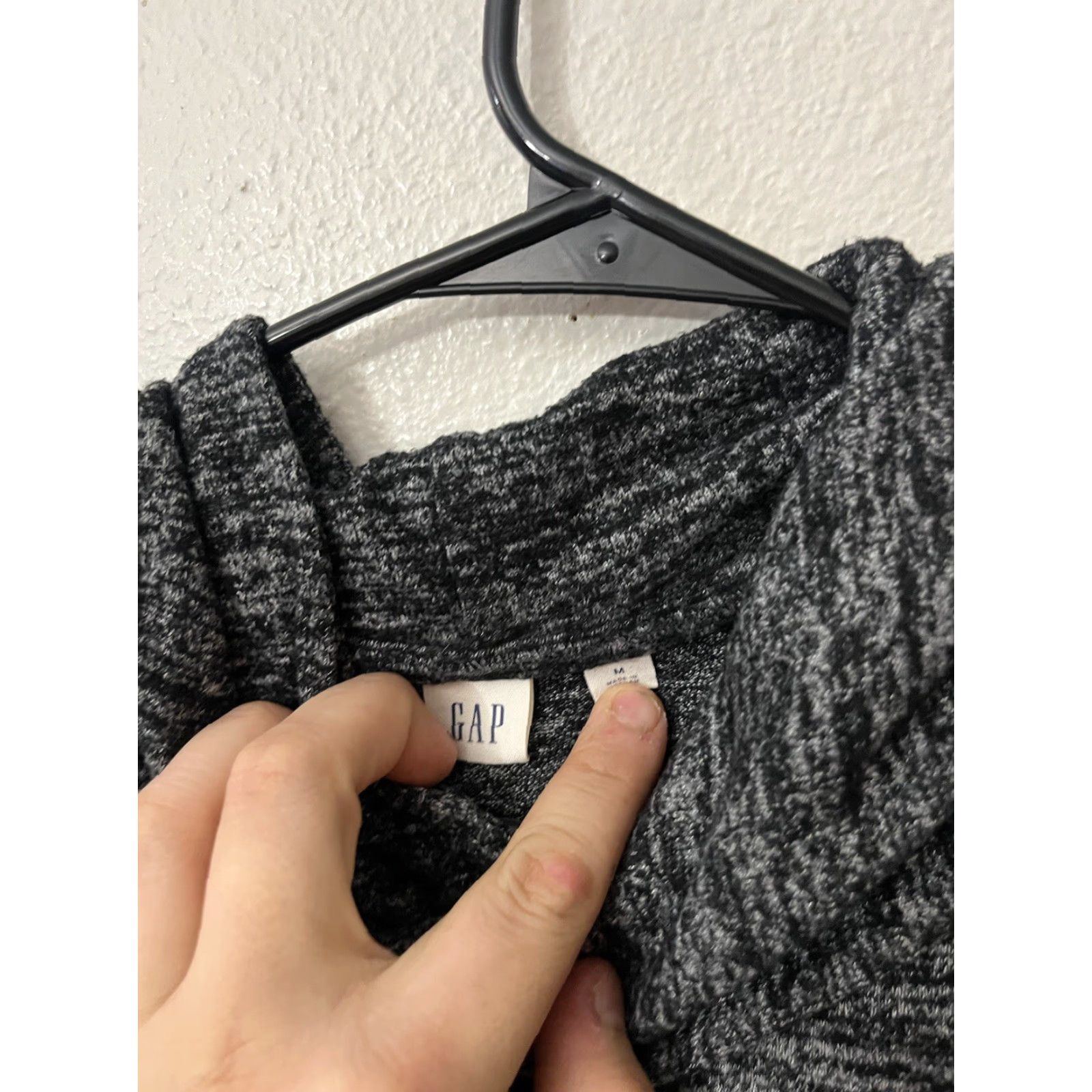 Gap Gap Women Black Pullover Hoodie Medium Solid Cotton Blend Size M / US 6-8 / IT 42-44 - 2 Thumbnail