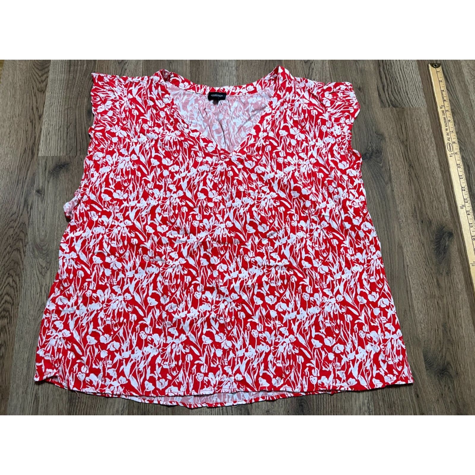 Jones New York Jones New York Shirt, Women's 2X, Floral, V-neck, Ruffle Sleeve, White Red, T-Shirt, Casual, 2X Womens Size XXL / US 16-18 / IT 52-54 - 2 Thumbnail