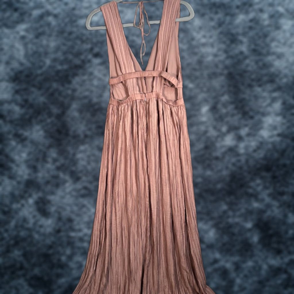 ASTR The Label Dress Sz Large Mauve Pleated Maxi Deep V-Neck Sleeveless Tie  Back