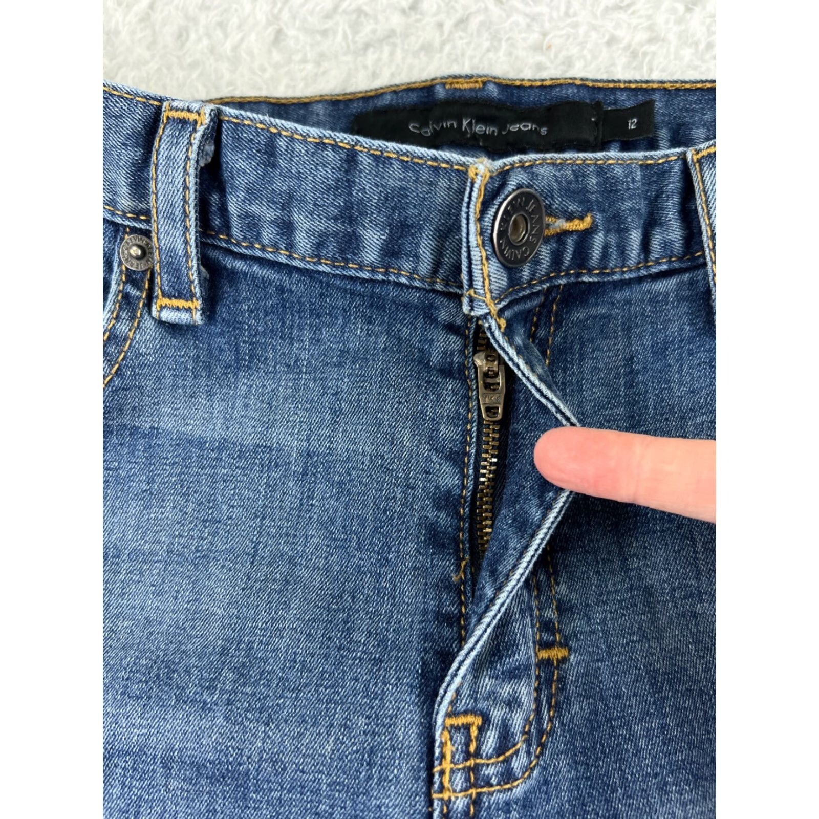 Calvin Klein Calvin Klein Jeans Women 12 Blue Denim Flared 32x29.5 Cotton Blend 5-Pocket Zipper Distressed Medium Wash Adult Regular Womens Size 34" / US 12 / IT 48 - 5 Thumbnail
