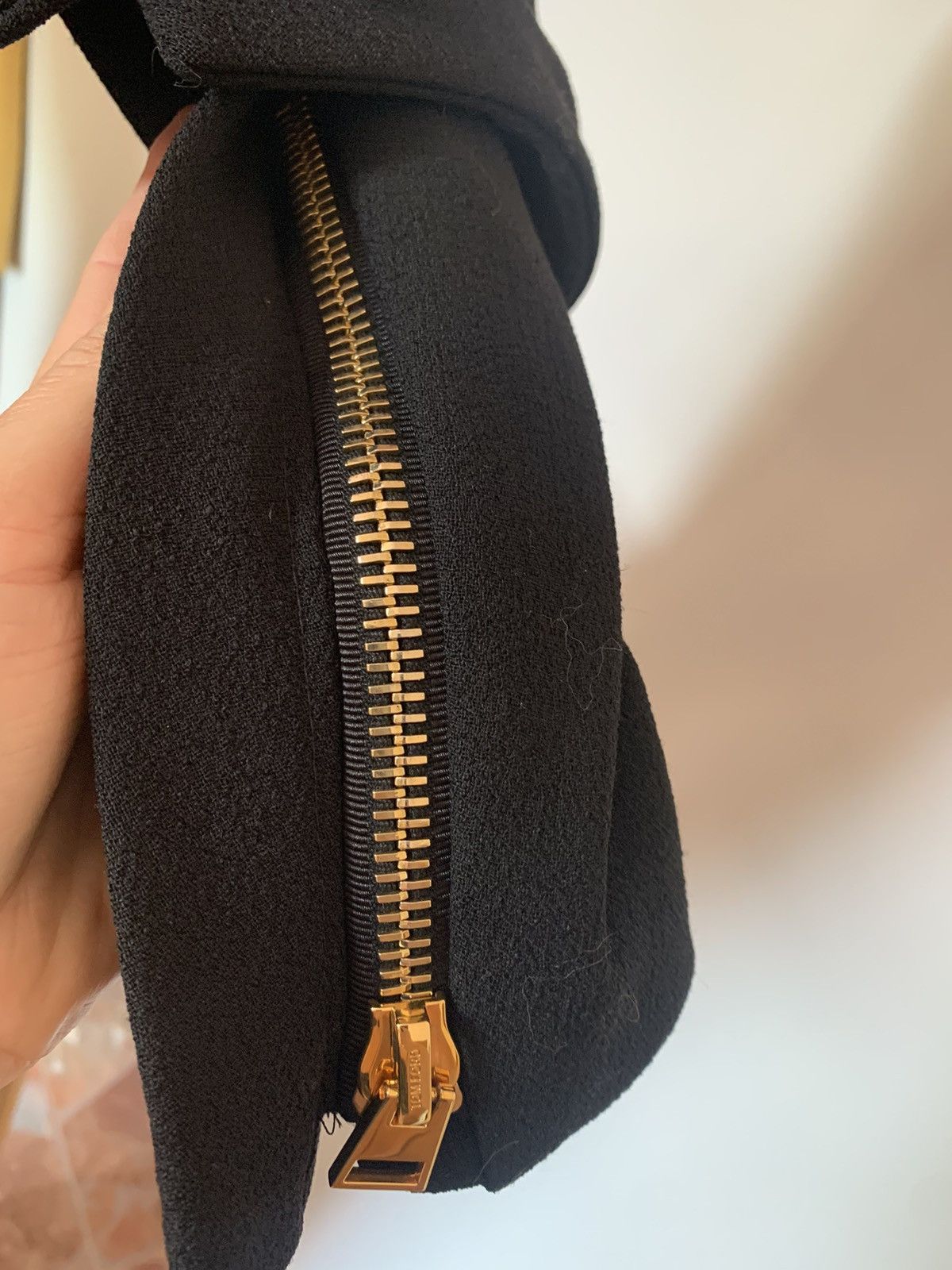 Tom Ford Tom Ford Black Wool Cropped Blazer XS/S – Gold Hardware Size S / US 4 / IT 40 - 14 Thumbnail