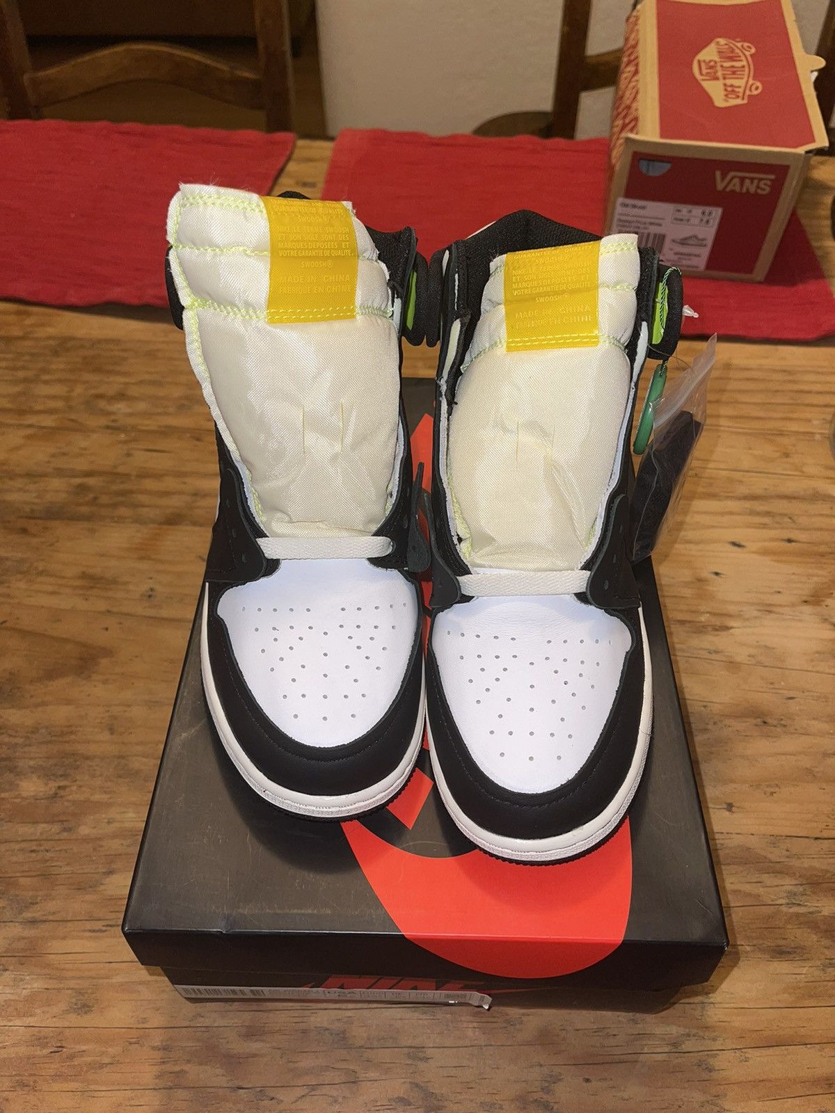 Jordan Brand Jordan 1 Volt Size 6Y Size US 7.5 / IT 37.5 - 2 Thumbnail