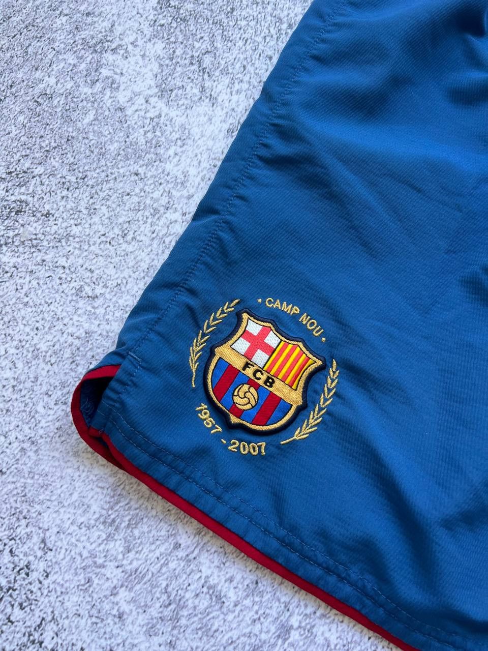 Nike Sz M FC BARCELONA NIKE VINTAGE 2007 FOOTBALL SOCCER SHORTS Size US 32 / EU 48 - 6 Thumbnail