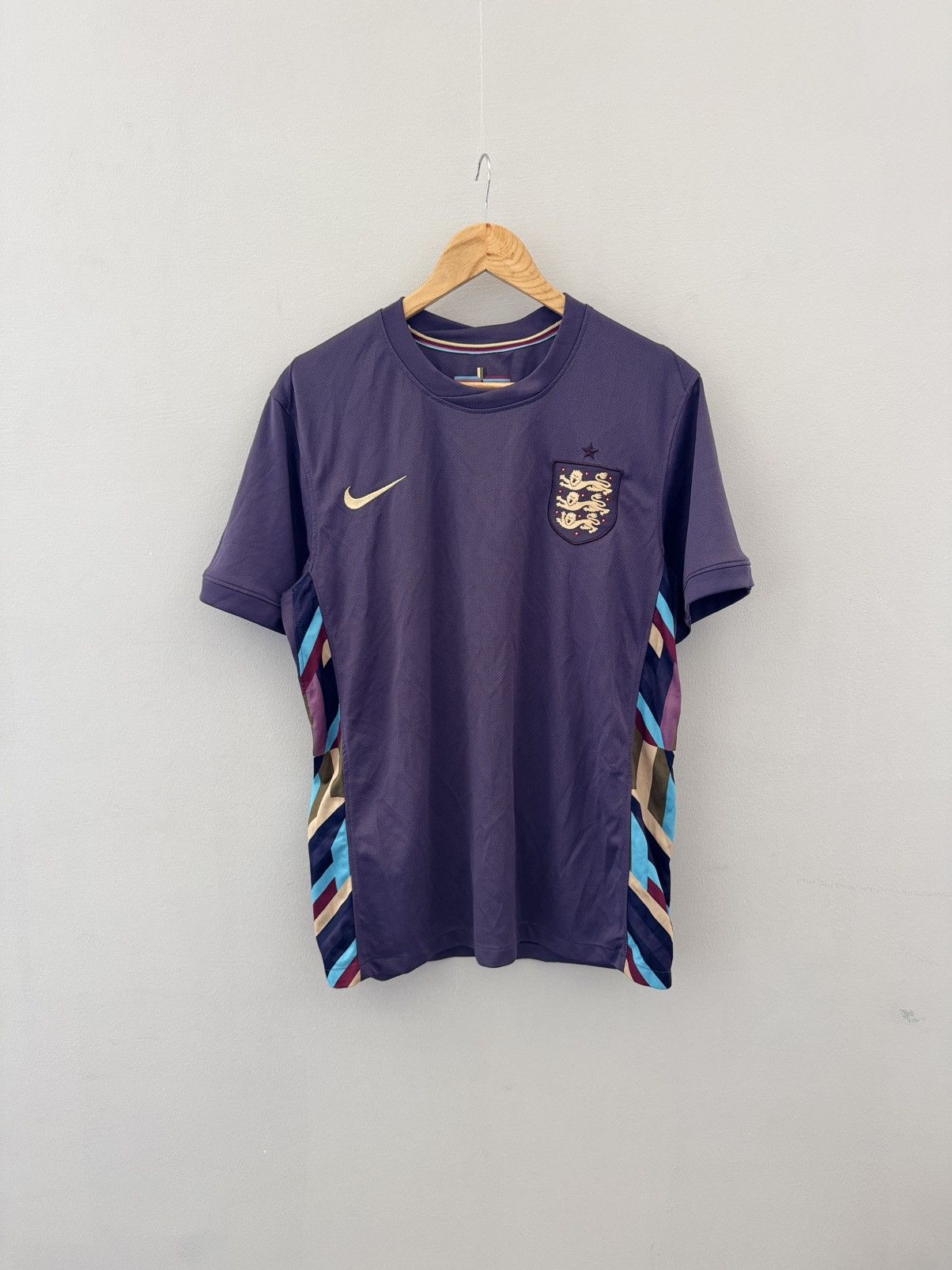 Other 2024 England Stadium Away Soccer Jersey Nike Men's Size M Size US M / EU 48-50 / 2 - 1 Thumbnail