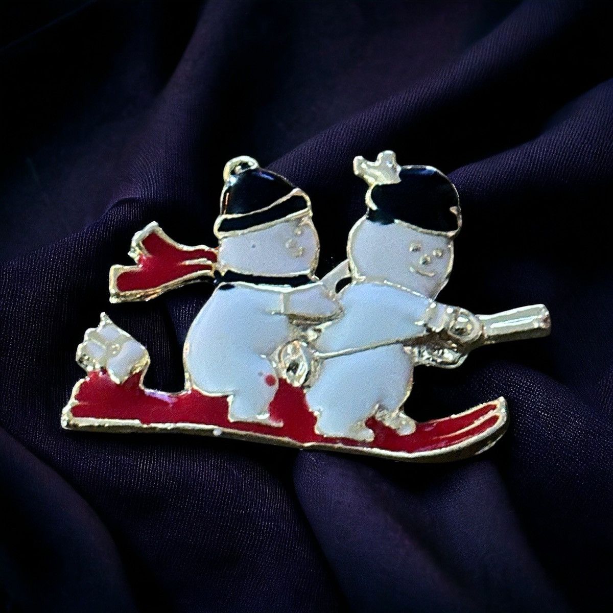 Vintage Vintage sleigh riding snowmen brooch Size ONE SIZE - 1 Thumbnail