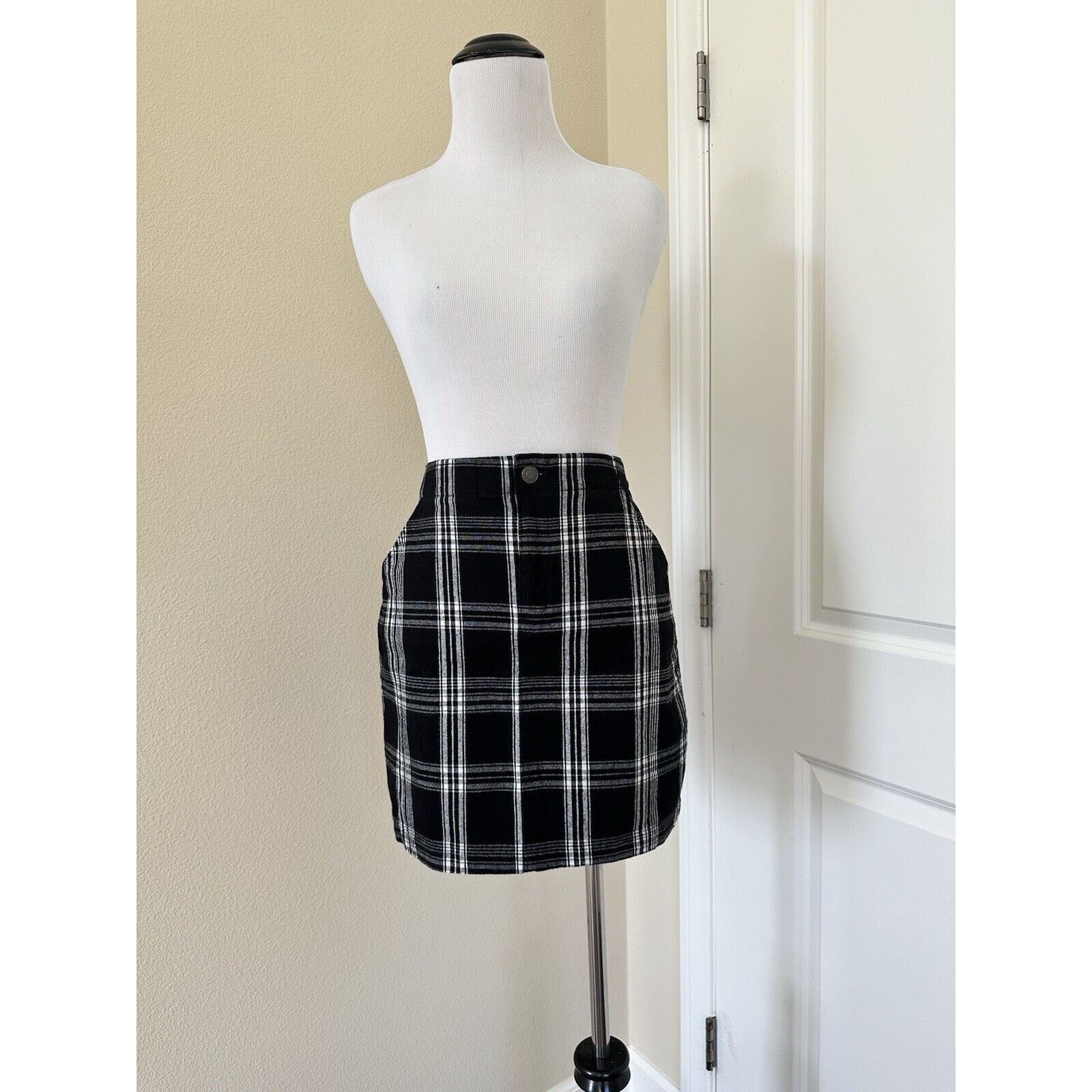 Hollister Hollister Ultra High Rise Black White Plaid Mini Skirt Sz XS Size 26" / US 2 / IT 38 - 1 Thumbnail