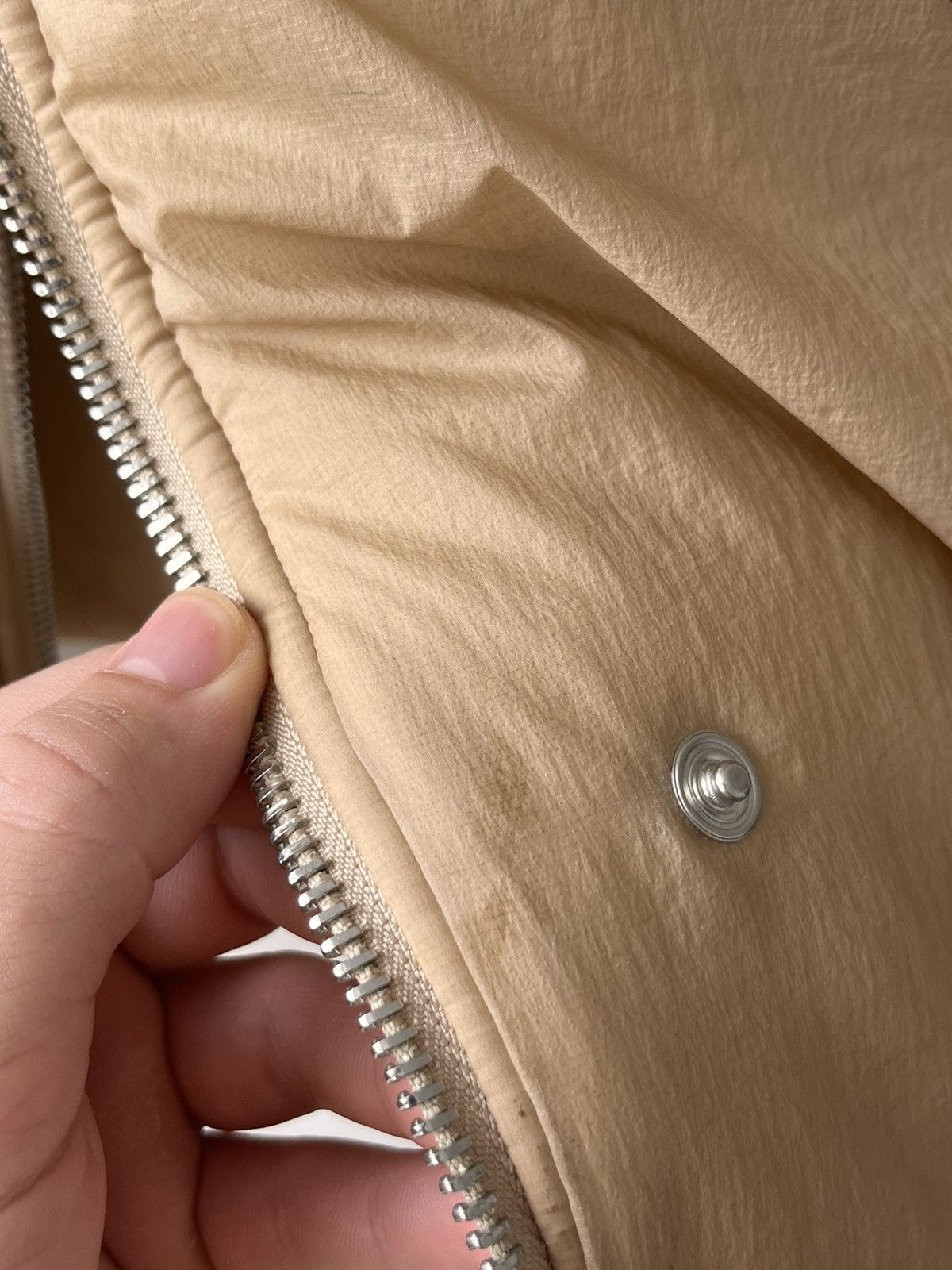 1017 ALYX 9SM 1017 ALYX 9SM Cropped Beige Padded Vest – Wide Large Fit Size US L / EU 52-54 / 3 - 14 Thumbnail