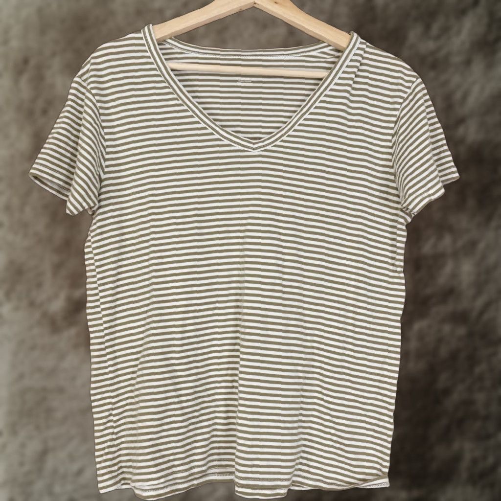 American Eagle Outfitters AMERICAN EAGLE Short Sleeve Striped V-Neck T-Shirt Womens Size S Green White Casual Size S / US 4 / IT 40 - 1 Thumbnail