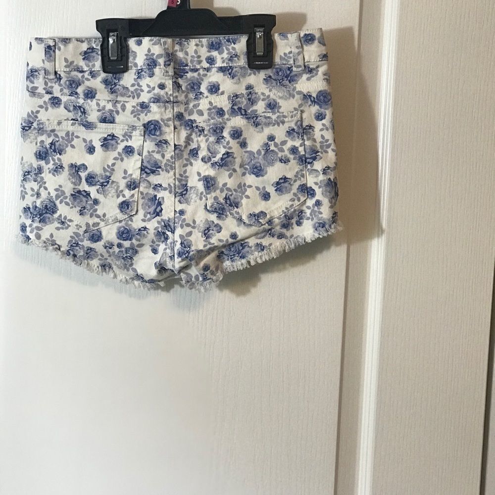 Other NWT H&M divided shorts white blue flower Size 4 Size 27" / US 4 / IT 40 - 2 Thumbnail
