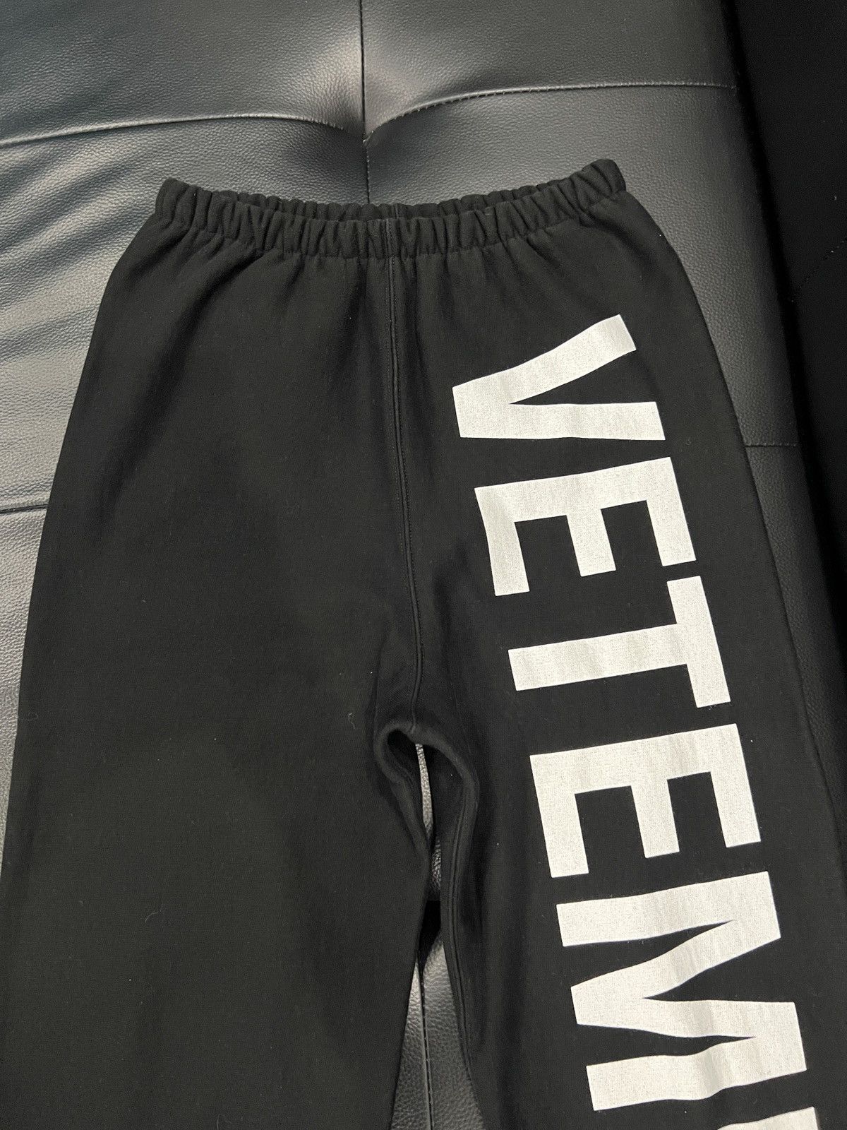 Vetements Vetements FW18 Left Logo Casual Trousers Size US 30 / EU 46 - 7 Thumbnail