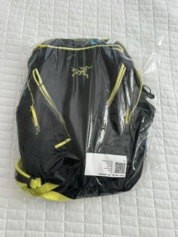 Arc'teryx RARE Arc'teryx Mantis 26L Backpack Black / Olive Moss Size 26 - 2 Thumbnail