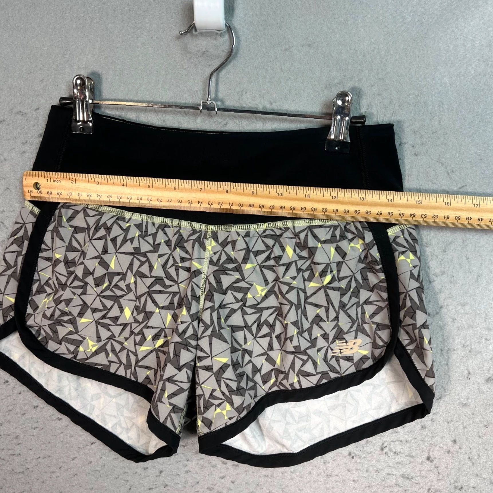 New Balance New Balance Womens XS Gray & Yellow Geometric Print Athletic Shorts Size 26" / US 2 / IT 38 - 4 Thumbnail