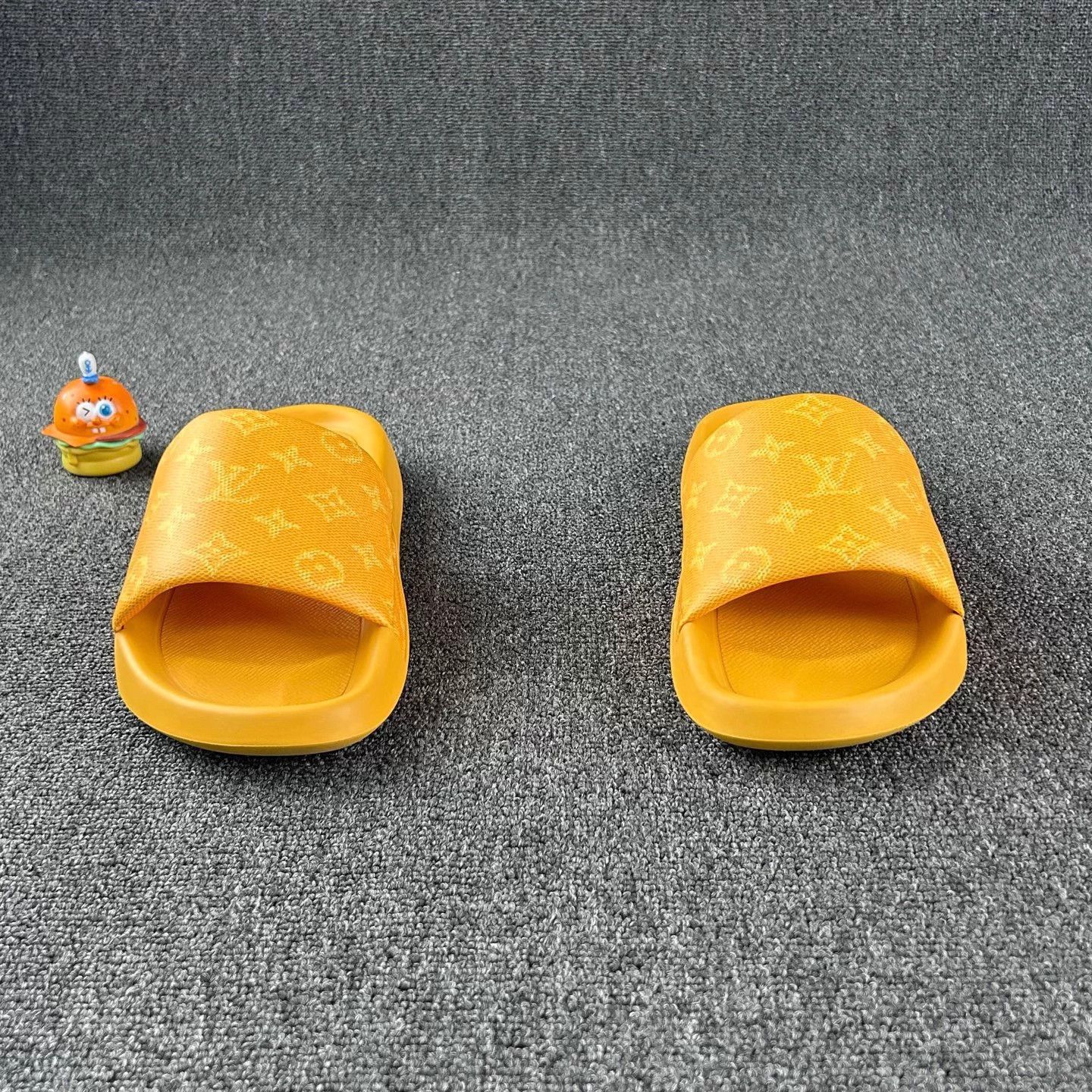 Louis Vuitton LV Yellow Monogram Slippers 43 Size US 9 / EU 42 - 2 Thumbnail