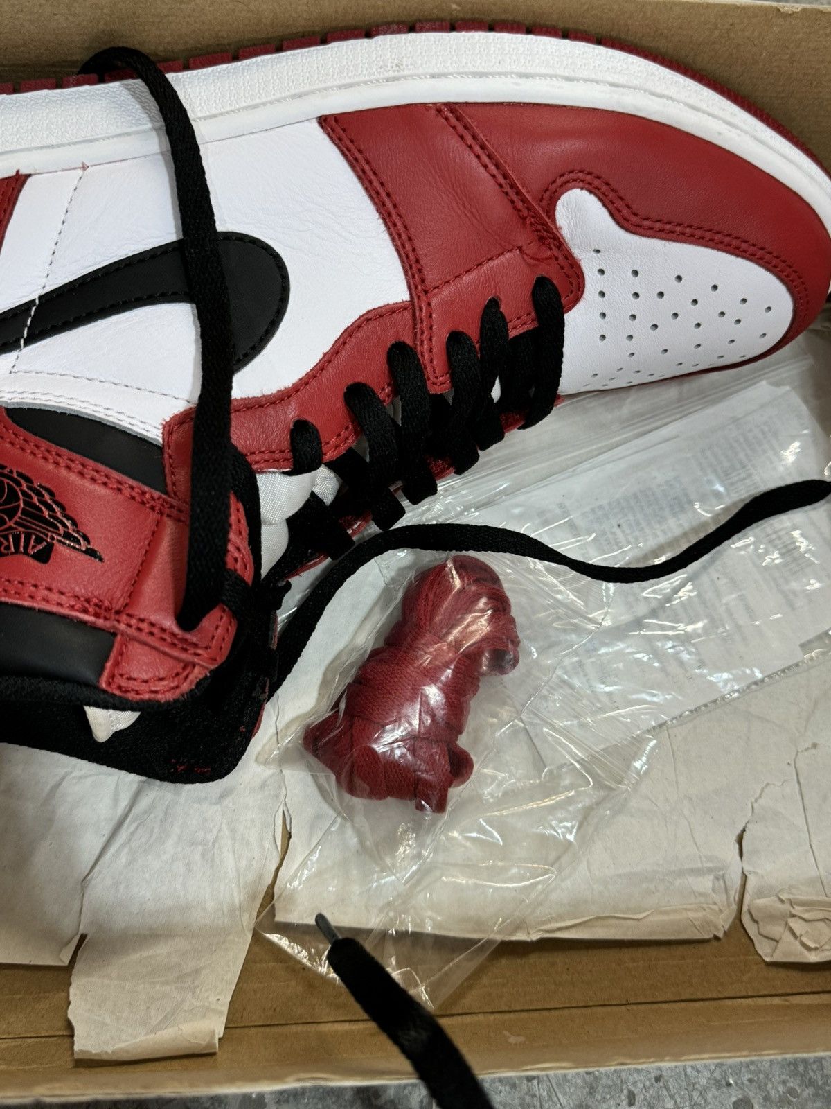 Jordan Brand × Nike Jordan 1 Chicago Size US 10.5 / EU 43-44 - 6 Thumbnail