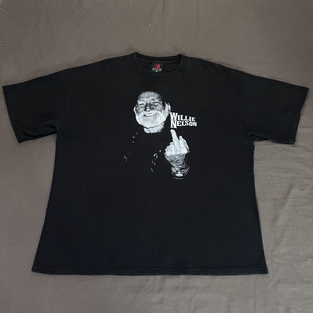 Rap Tees × Vintage × Zion Rootswear Vintage Y2K WILLIE NELSON TEE MIDDLE FINGER 2XL oversized Size US XXL / EU 58 / 5 - 3 Thumbnail