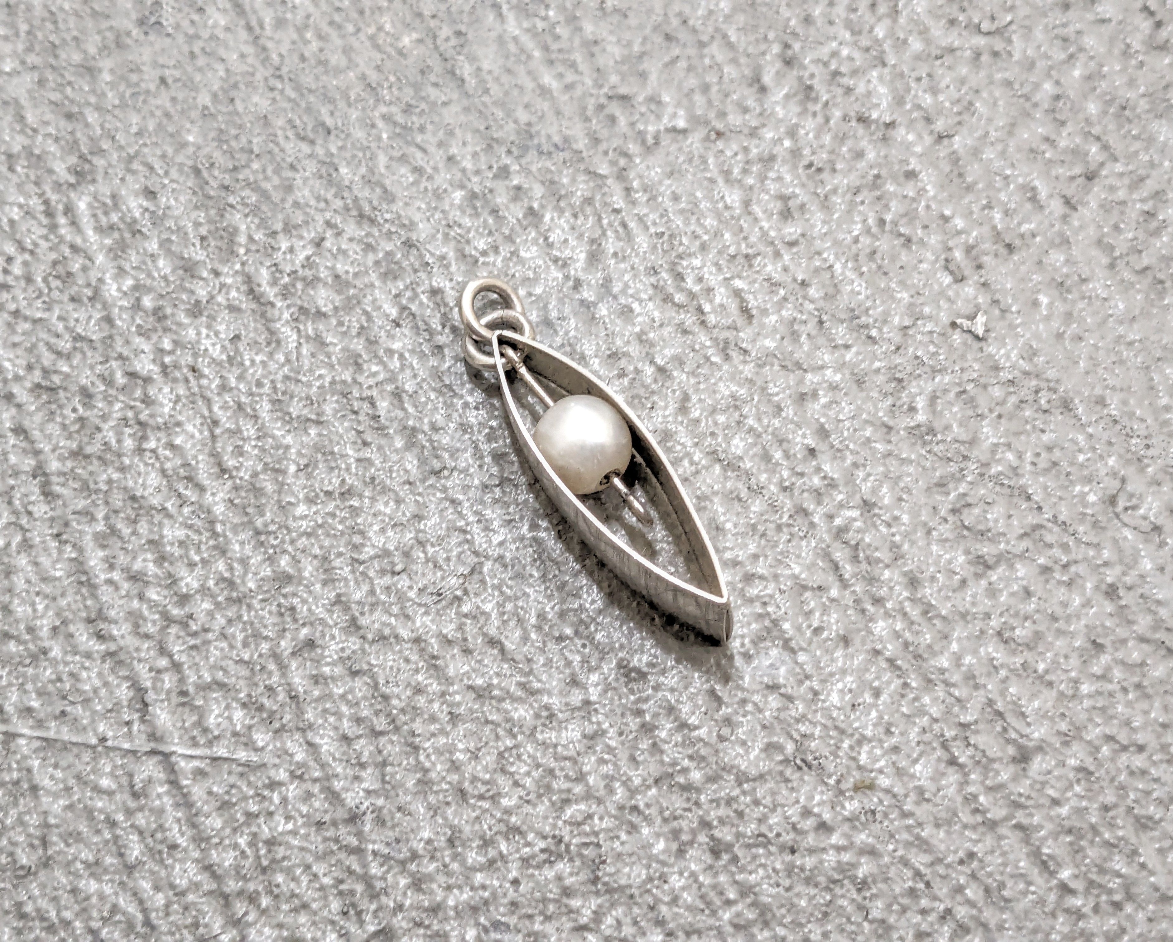 Jewelry Vintage Sterling Silver Pendant Pearl Modern Avant Garde Size ONE SIZE - 1 Thumbnail