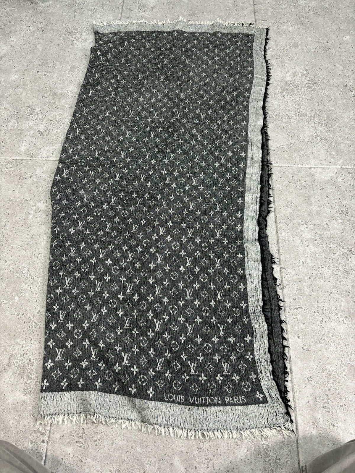 Louis Vuitton Luxury Louis Vuitton Monogram RARE Scarf Grey 00s Old Money Size ONE SIZE - 4 Thumbnail