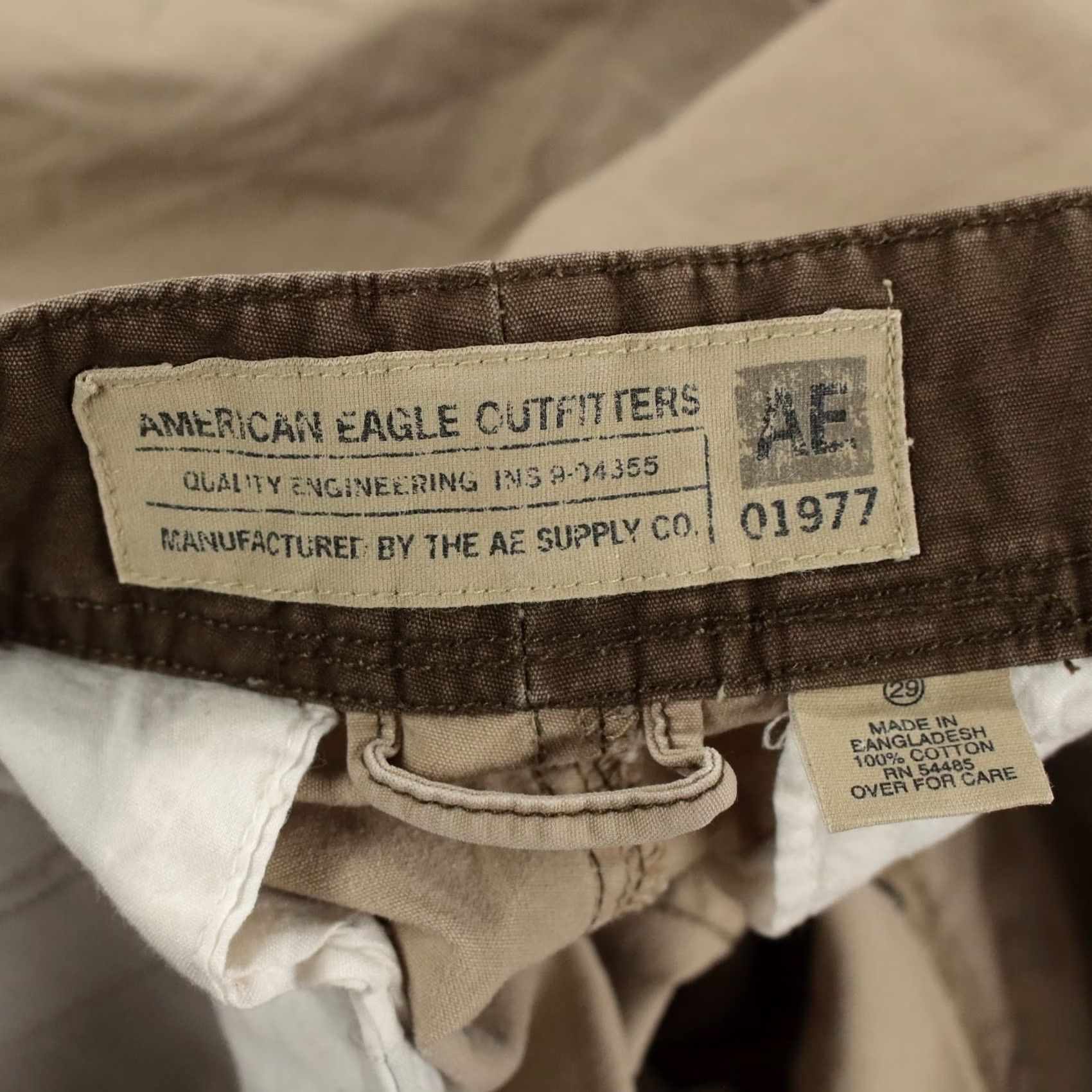 American Eagle Outfitters VINTAGE American Eagle cargo shorts size 29 beige 00s y2k Mens Size US 29 - 6 Thumbnail