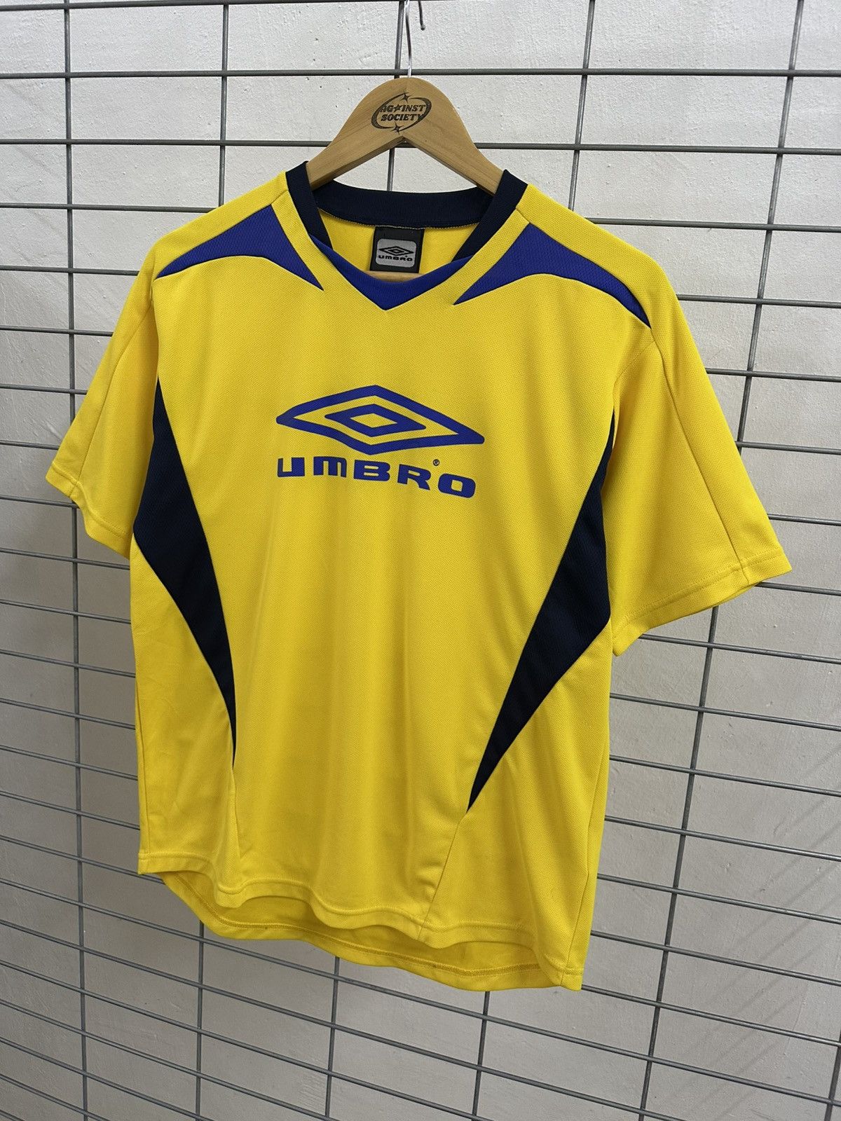 Umbro Rare Vintage Umbro Sweden Colourway Jersey By Descente Size US M / EU 48-50 / 2 - 3 Thumbnail